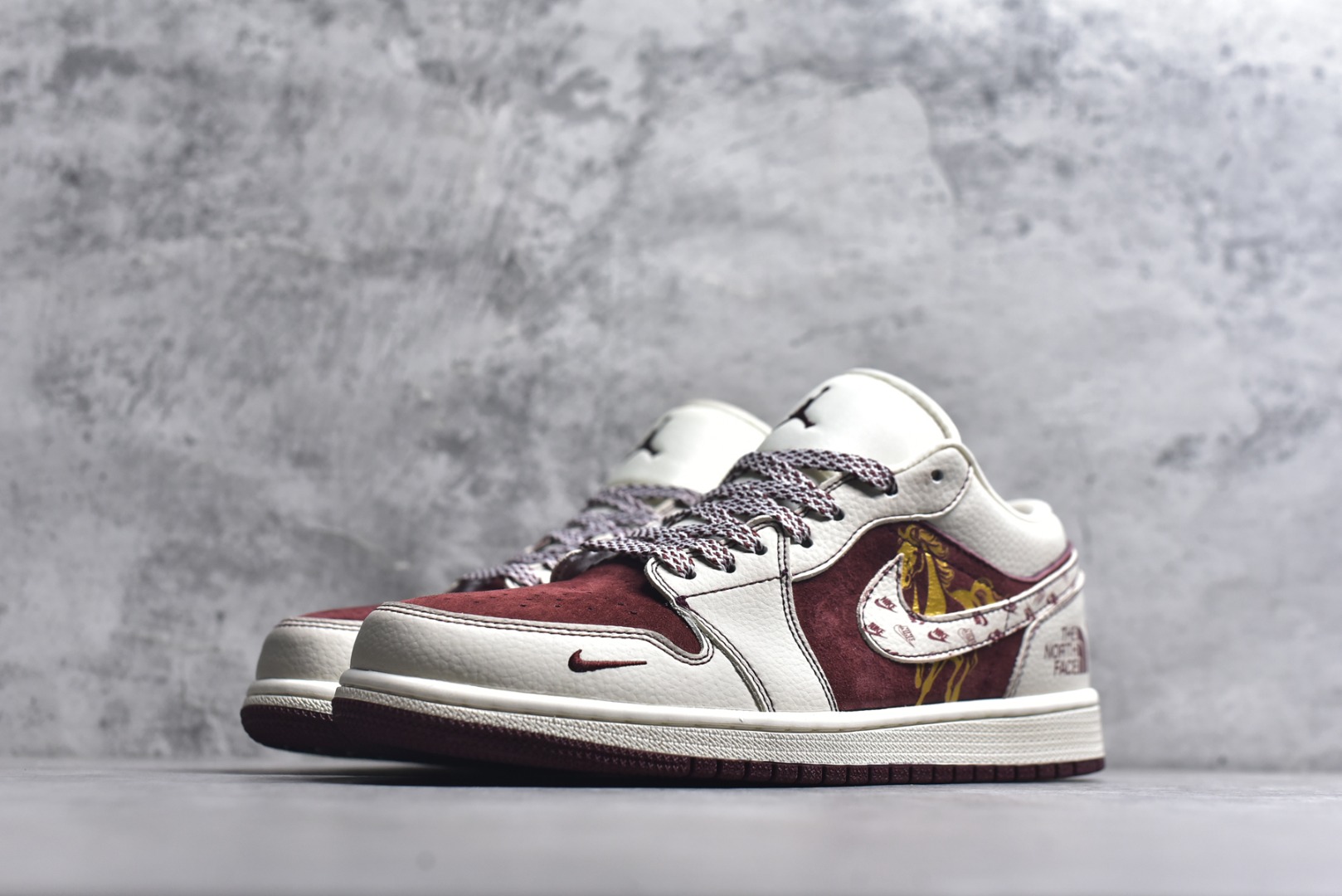 图片[2]-#2026马年限定AJ1 Low直接戳中潮人审美！酒红麂皮拼米白皮质，鞋身马纹浮雕搭配TNF联名标识，鎏金马形挂饰把新年仪式感拉满。经典低帮AJ1鞋型上脚超显脚小，鞋身走线工整质感爆棚，搭载Air Sole气垫，日常走路脚感软糯又舒适，新年穿它出街，妥妥的国风潮搭C位！ 货号：QL1988-005 尺码：36 36.5 37.5 38 38.5 39 40 40.5 41 42 42.5 43 44 44.5 45-选品中心