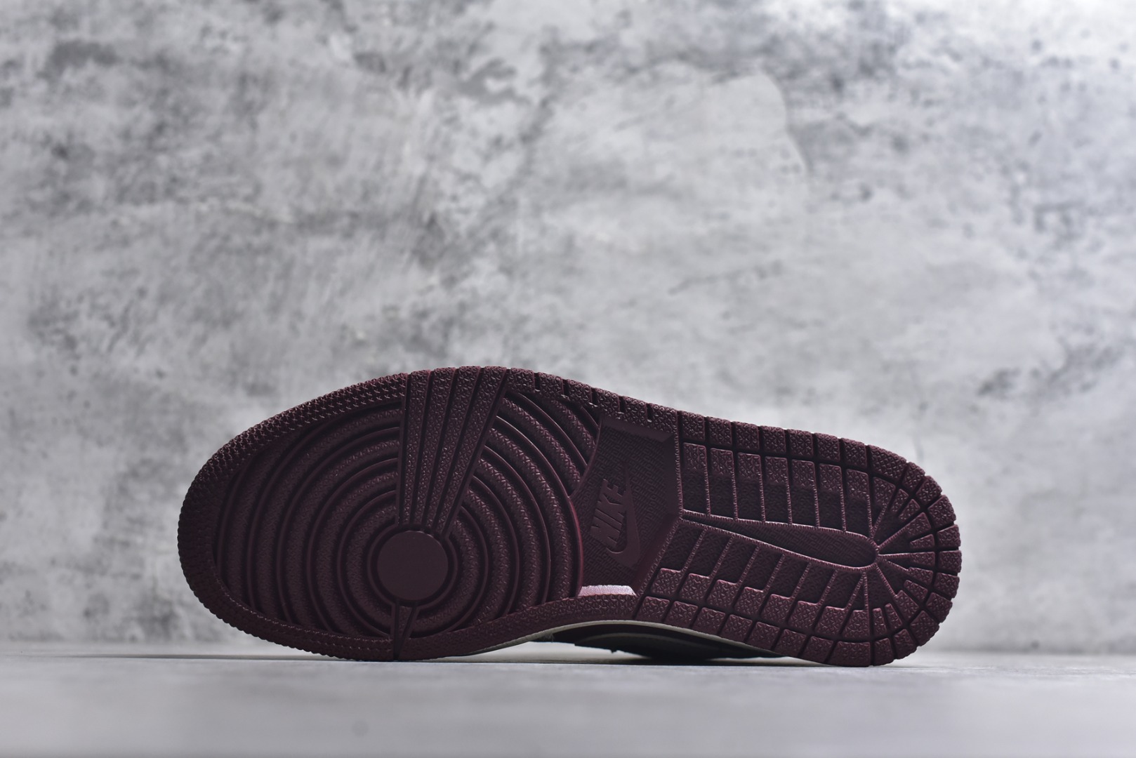 图片[6]-#2026马年限定AJ1 Low直接戳中潮人审美！酒红麂皮拼米白皮质，鞋身马纹浮雕搭配TNF联名标识，鎏金马形挂饰把新年仪式感拉满。经典低帮AJ1鞋型上脚超显脚小，鞋身走线工整质感爆棚，搭载Air Sole气垫，日常走路脚感软糯又舒适，新年穿它出街，妥妥的国风潮搭C位！ 货号：QL1988-005 尺码：36 36.5 37.5 38 38.5 39 40 40.5 41 42 42.5 43 44 44.5 45-选品中心