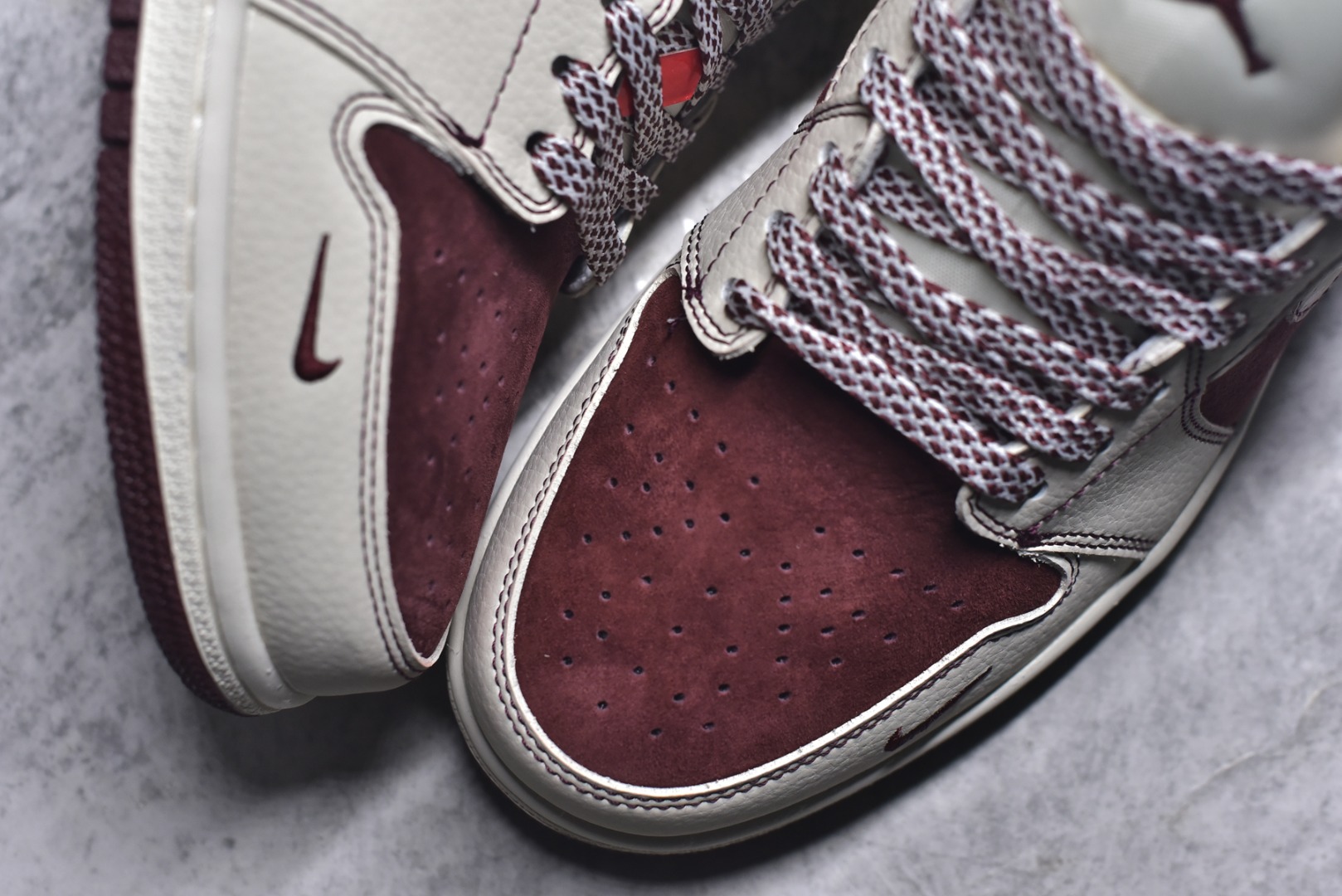 图片[8]-#2026马年限定AJ1 Low直接戳中潮人审美！酒红麂皮拼米白皮质，鞋身马纹浮雕搭配TNF联名标识，鎏金马形挂饰把新年仪式感拉满。经典低帮AJ1鞋型上脚超显脚小，鞋身走线工整质感爆棚，搭载Air Sole气垫，日常走路脚感软糯又舒适，新年穿它出街，妥妥的国风潮搭C位！ 货号：QL1988-005 尺码：36 36.5 37.5 38 38.5 39 40 40.5 41 42 42.5 43 44 44.5 45-选品中心