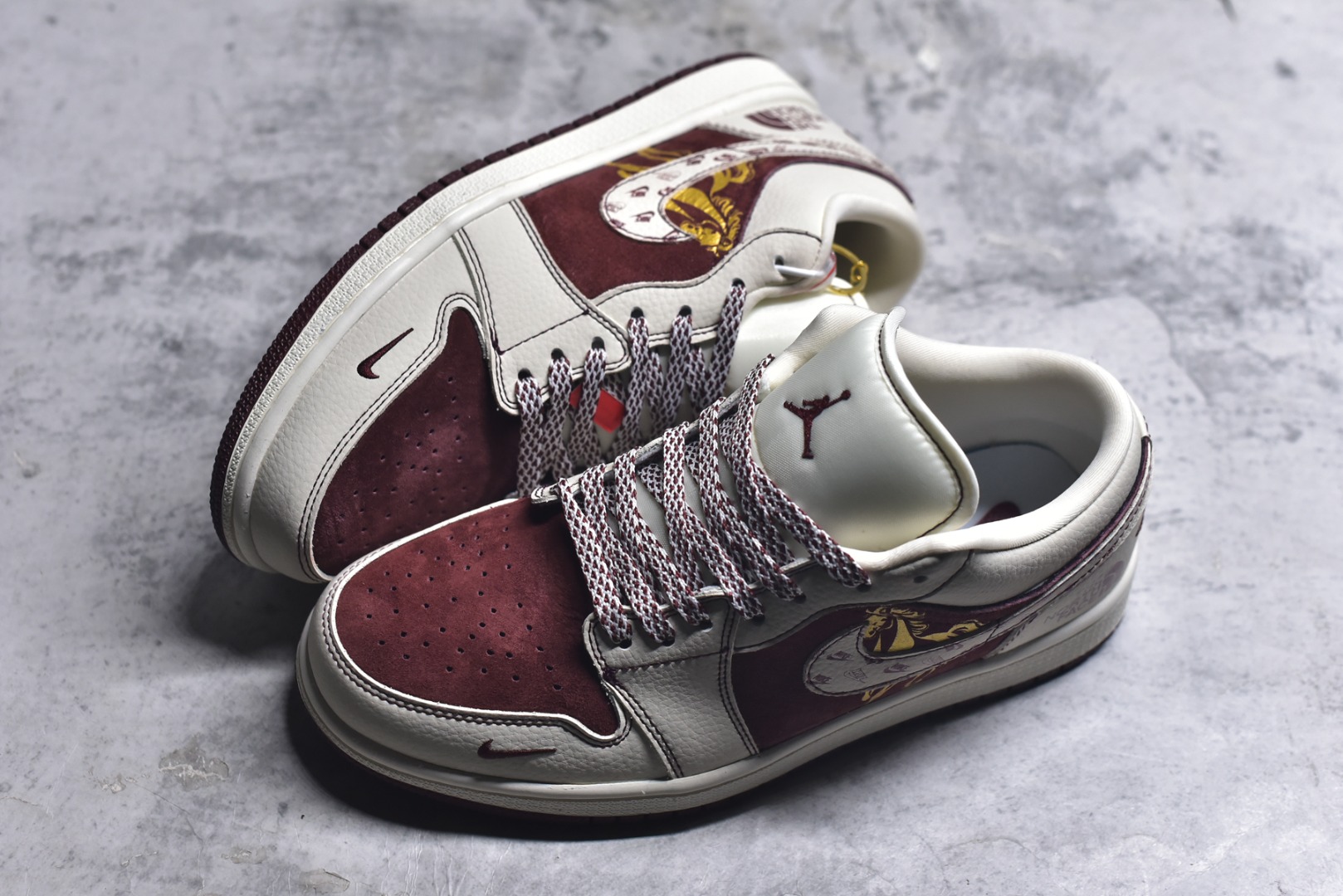 图片[7]-#2026马年限定AJ1 Low直接戳中潮人审美！酒红麂皮拼米白皮质，鞋身马纹浮雕搭配TNF联名标识，鎏金马形挂饰把新年仪式感拉满。经典低帮AJ1鞋型上脚超显脚小，鞋身走线工整质感爆棚，搭载Air Sole气垫，日常走路脚感软糯又舒适，新年穿它出街，妥妥的国风潮搭C位！ 货号：QL1988-005 尺码：36 36.5 37.5 38 38.5 39 40 40.5 41 42 42.5 43 44 44.5 45-选品中心