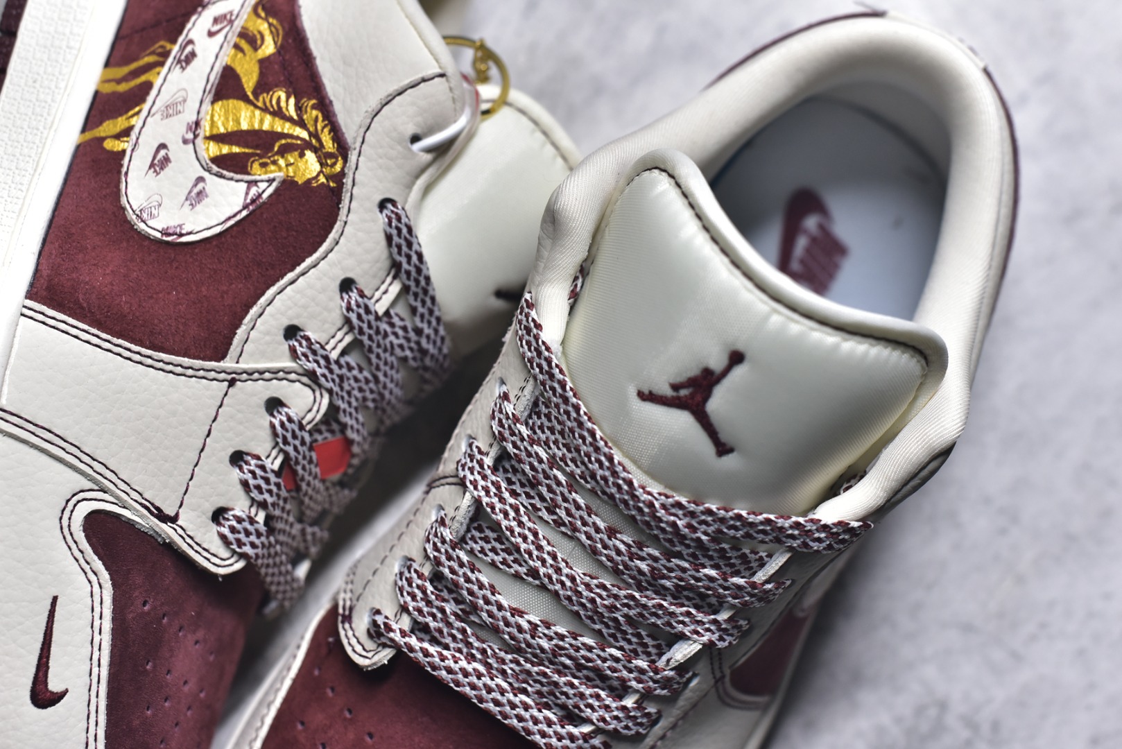 图片[9]-#2026马年限定AJ1 Low直接戳中潮人审美！酒红麂皮拼米白皮质，鞋身马纹浮雕搭配TNF联名标识，鎏金马形挂饰把新年仪式感拉满。经典低帮AJ1鞋型上脚超显脚小，鞋身走线工整质感爆棚，搭载Air Sole气垫，日常走路脚感软糯又舒适，新年穿它出街，妥妥的国风潮搭C位！ 货号：QL1988-005 尺码：36 36.5 37.5 38 38.5 39 40 40.5 41 42 42.5 43 44 44.5 45-选品中心