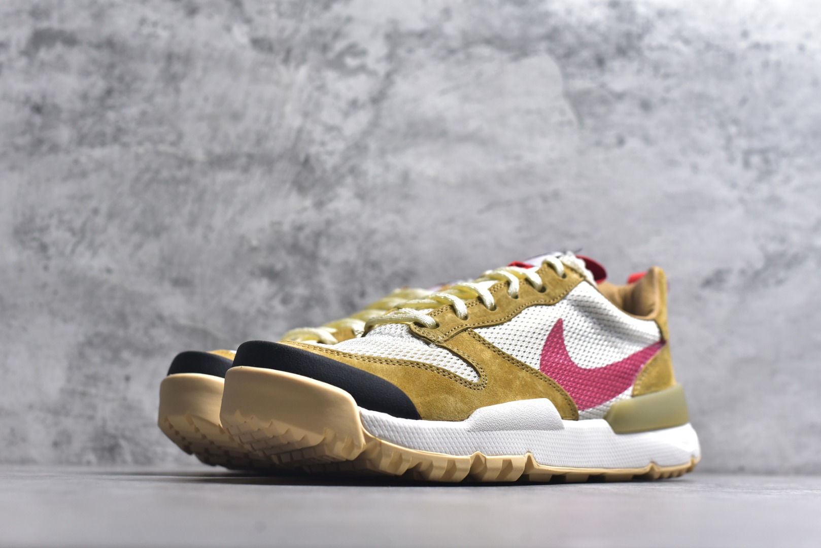 图片[2]-#Tom Sachs x NK Craft Mars Yard 2.0 联名宇航员神游太空百搭休闲运动透气慢跑鞋 复古做旧黄红勾 目前市场最正确版本 原厂网面 正确钩子刷漆 区别市场一眼假刷漆钩子 真碳板大底 版型完美 细节到位 经过五年时间的等待，被视为神级球鞋之作的 Craft Mars Yard 终于以 2.0 的姿态回归。艺术家 Tom Sachs 在延续经典外观与配色组合的同时，将Craft Mars Yard 进行全面升级，以更加透气的涤纶经编针织网眼取代之前的特殊 Vectran 材质，并在鞋面上加入 X 型走线提高耐磨特性，而经过改良之后的 SFB 特种部队靴大底亦更加适合在城市环境着用，此外网面层和软木层的双内底设计更是为营造赤脚穿着体验特别优化 货号：IF2885 100 尺码：36 36.5 37.5 38 38.5 39 40 40.5 41 42 42.5 43 44 45 46-选品中心