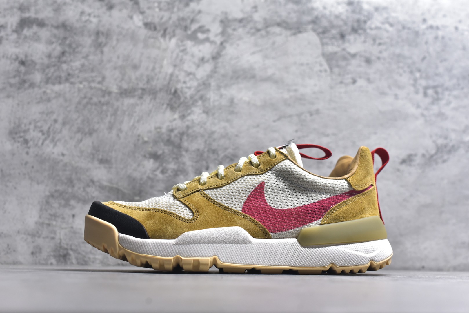 #Tom Sachs x NK Craft Mars Yard 2.0 联名宇航员神游太空百搭休闲运动透气慢跑鞋 复古做旧黄红勾 目前市场最正确版本 原厂网面 正确钩子刷漆 区别市场一眼假刷漆钩子 真碳板大底 版型完美 细节到位 经过五年时间的等待，被视为神级球鞋之作的 Craft Mars Yard 终于以 2.0 的姿态回归。艺术家 Tom Sachs 在延续经典外观与配色组合的同时，将Craft Mars Yard 进行全面升级，以更加透气的涤纶经编针织网眼取代之前的特殊 Vectran 材质，并在鞋面上加入 X 型走线提高耐磨特性，而经过改良之后的 SFB 特种部队靴大底亦更加适合在城市环境着用，此外网面层和软木层的双内底设计更是为营造赤脚穿着体验特别优化 货号：IF2885 100 尺码：36 36.5 37.5 38 38.5 39 40 40.5 41 42 42.5 43 44 45 46-选品中心