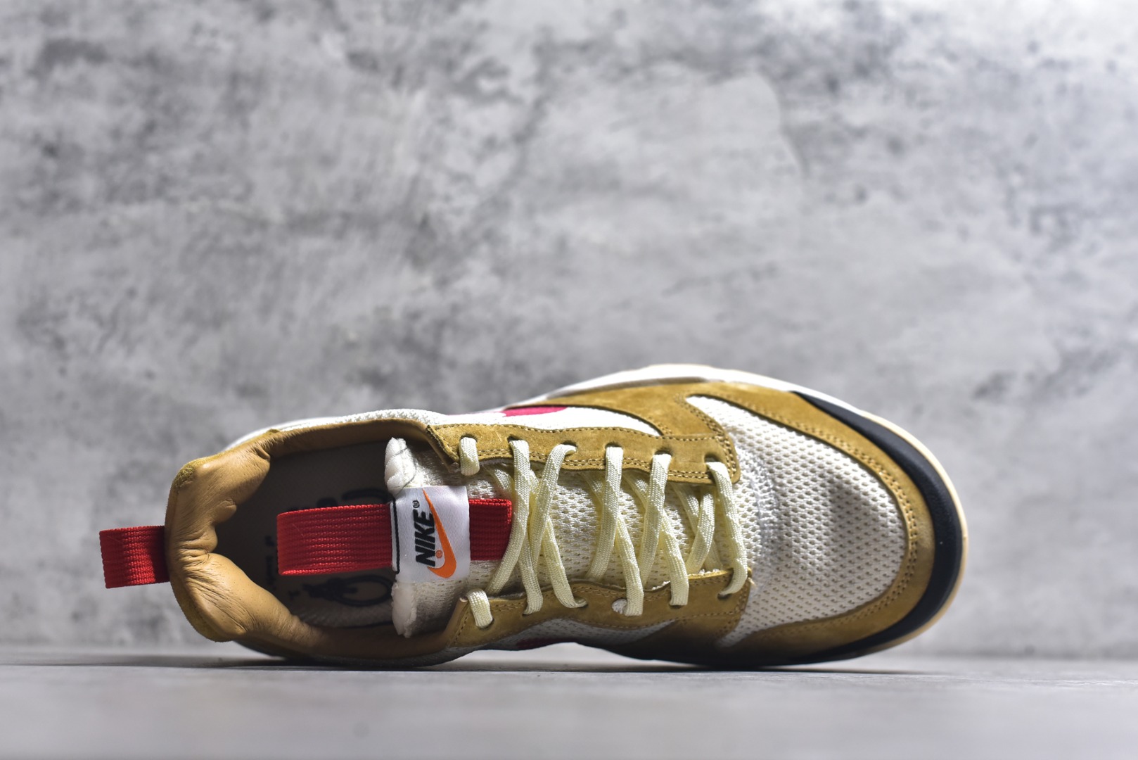 图片[4]-#Tom Sachs x NK Craft Mars Yard 2.0 联名宇航员神游太空百搭休闲运动透气慢跑鞋 复古做旧黄红勾 目前市场最正确版本 原厂网面 正确钩子刷漆 区别市场一眼假刷漆钩子 真碳板大底 版型完美 细节到位 经过五年时间的等待，被视为神级球鞋之作的 Craft Mars Yard 终于以 2.0 的姿态回归。艺术家 Tom Sachs 在延续经典外观与配色组合的同时，将Craft Mars Yard 进行全面升级，以更加透气的涤纶经编针织网眼取代之前的特殊 Vectran 材质，并在鞋面上加入 X 型走线提高耐磨特性，而经过改良之后的 SFB 特种部队靴大底亦更加适合在城市环境着用，此外网面层和软木层的双内底设计更是为营造赤脚穿着体验特别优化 货号：IF2885 100 尺码：36 36.5 37.5 38 38.5 39 40 40.5 41 42 42.5 43 44 45 46-选品中心