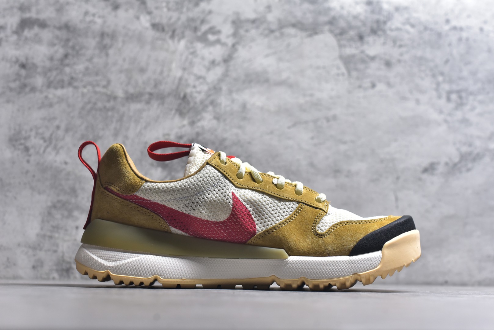 图片[3]-#Tom Sachs x NK Craft Mars Yard 2.0 联名宇航员神游太空百搭休闲运动透气慢跑鞋 复古做旧黄红勾 目前市场最正确版本 原厂网面 正确钩子刷漆 区别市场一眼假刷漆钩子 真碳板大底 版型完美 细节到位 经过五年时间的等待，被视为神级球鞋之作的 Craft Mars Yard 终于以 2.0 的姿态回归。艺术家 Tom Sachs 在延续经典外观与配色组合的同时，将Craft Mars Yard 进行全面升级，以更加透气的涤纶经编针织网眼取代之前的特殊 Vectran 材质，并在鞋面上加入 X 型走线提高耐磨特性，而经过改良之后的 SFB 特种部队靴大底亦更加适合在城市环境着用，此外网面层和软木层的双内底设计更是为营造赤脚穿着体验特别优化 货号：IF2885 100 尺码：36 36.5 37.5 38 38.5 39 40 40.5 41 42 42.5 43 44 45 46-选品中心