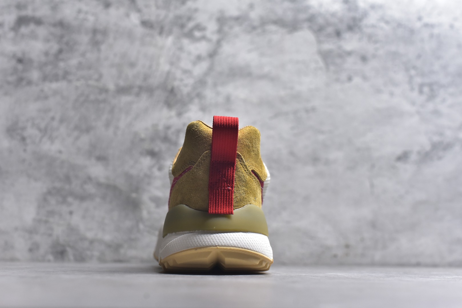 图片[5]-#Tom Sachs x NK Craft Mars Yard 2.0 联名宇航员神游太空百搭休闲运动透气慢跑鞋 复古做旧黄红勾 目前市场最正确版本 原厂网面 正确钩子刷漆 区别市场一眼假刷漆钩子 真碳板大底 版型完美 细节到位 经过五年时间的等待，被视为神级球鞋之作的 Craft Mars Yard 终于以 2.0 的姿态回归。艺术家 Tom Sachs 在延续经典外观与配色组合的同时，将Craft Mars Yard 进行全面升级，以更加透气的涤纶经编针织网眼取代之前的特殊 Vectran 材质，并在鞋面上加入 X 型走线提高耐磨特性，而经过改良之后的 SFB 特种部队靴大底亦更加适合在城市环境着用，此外网面层和软木层的双内底设计更是为营造赤脚穿着体验特别优化 货号：IF2885 100 尺码：36 36.5 37.5 38 38.5 39 40 40.5 41 42 42.5 43 44 45 46-选品中心