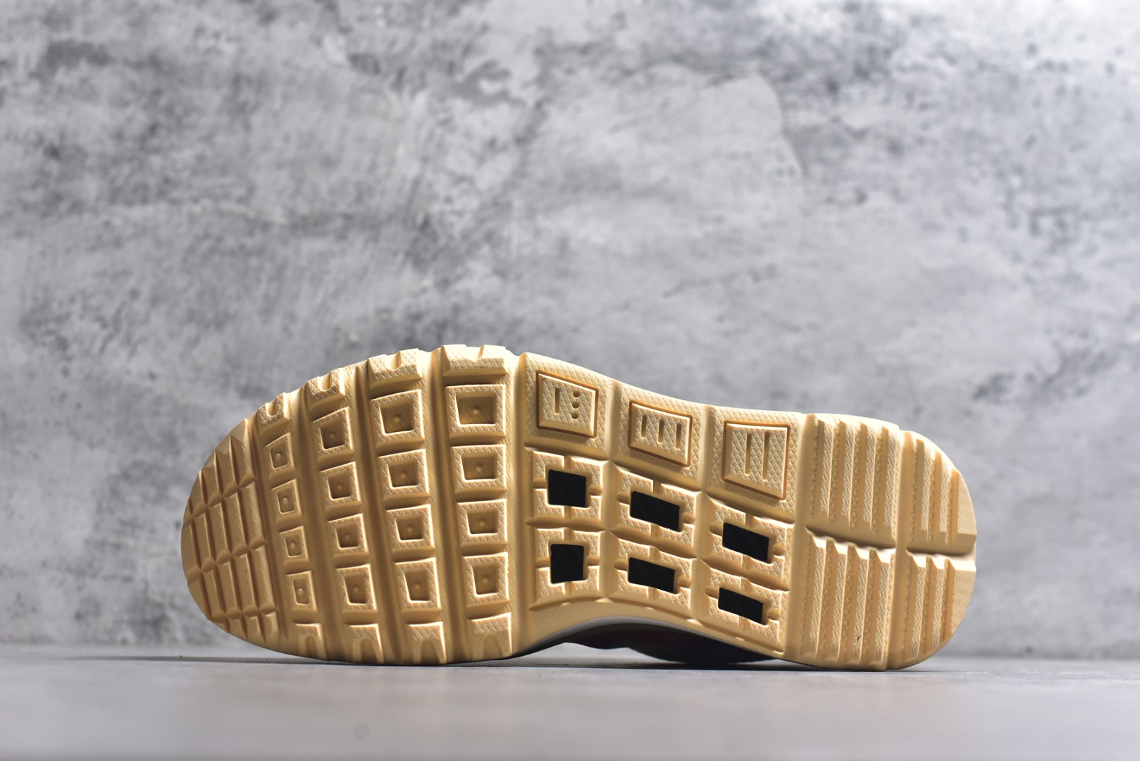 图片[6]-#Tom Sachs x NK Craft Mars Yard 2.0 联名宇航员神游太空百搭休闲运动透气慢跑鞋 复古做旧黄红勾 目前市场最正确版本 原厂网面 正确钩子刷漆 区别市场一眼假刷漆钩子 真碳板大底 版型完美 细节到位 经过五年时间的等待，被视为神级球鞋之作的 Craft Mars Yard 终于以 2.0 的姿态回归。艺术家 Tom Sachs 在延续经典外观与配色组合的同时，将Craft Mars Yard 进行全面升级，以更加透气的涤纶经编针织网眼取代之前的特殊 Vectran 材质，并在鞋面上加入 X 型走线提高耐磨特性，而经过改良之后的 SFB 特种部队靴大底亦更加适合在城市环境着用，此外网面层和软木层的双内底设计更是为营造赤脚穿着体验特别优化 货号：IF2885 100 尺码：36 36.5 37.5 38 38.5 39 40 40.5 41 42 42.5 43 44 45 46-选品中心