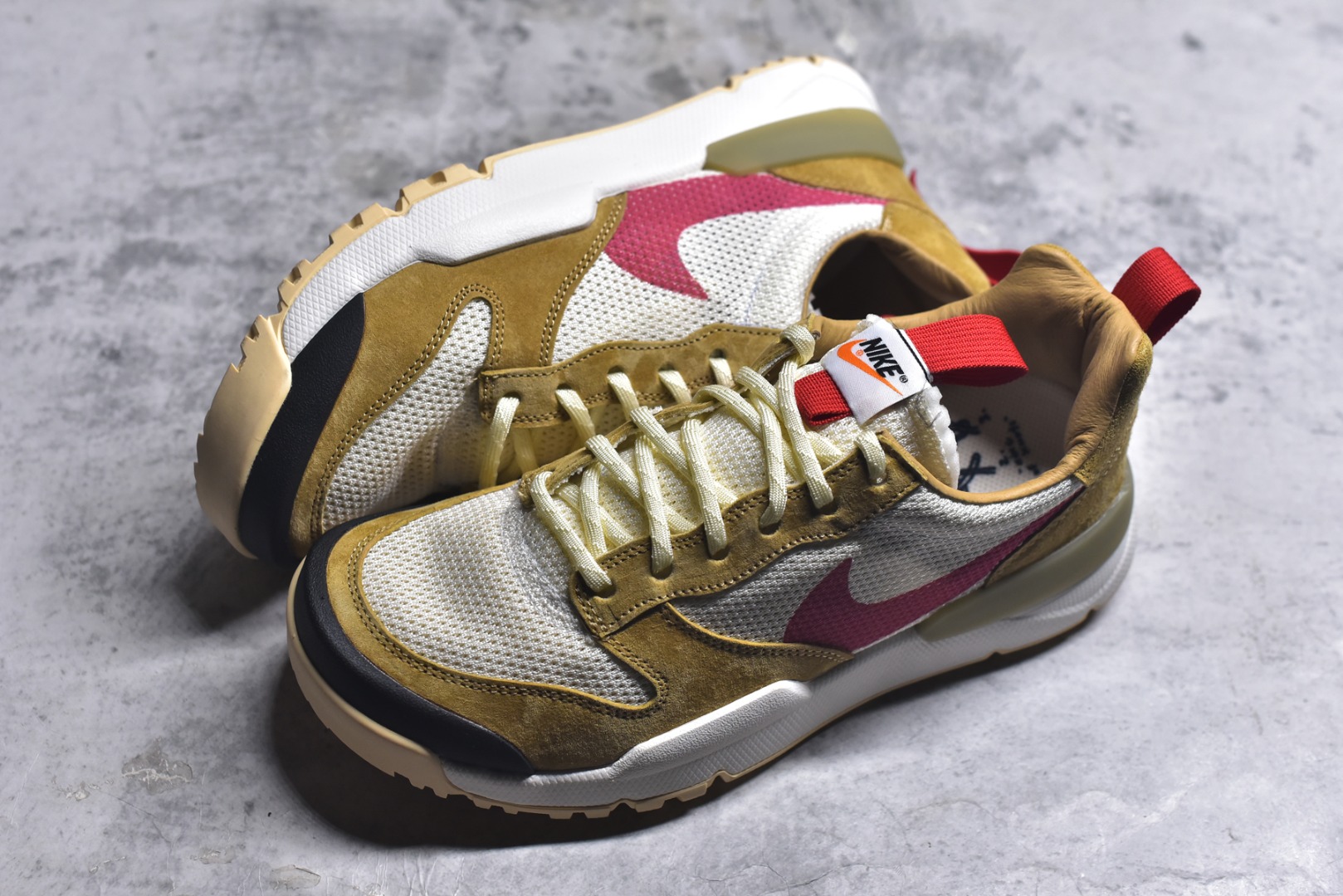 图片[7]-#Tom Sachs x NK Craft Mars Yard 2.0 联名宇航员神游太空百搭休闲运动透气慢跑鞋 复古做旧黄红勾 目前市场最正确版本 原厂网面 正确钩子刷漆 区别市场一眼假刷漆钩子 真碳板大底 版型完美 细节到位 经过五年时间的等待，被视为神级球鞋之作的 Craft Mars Yard 终于以 2.0 的姿态回归。艺术家 Tom Sachs 在延续经典外观与配色组合的同时，将Craft Mars Yard 进行全面升级，以更加透气的涤纶经编针织网眼取代之前的特殊 Vectran 材质，并在鞋面上加入 X 型走线提高耐磨特性，而经过改良之后的 SFB 特种部队靴大底亦更加适合在城市环境着用，此外网面层和软木层的双内底设计更是为营造赤脚穿着体验特别优化 货号：IF2885 100 尺码：36 36.5 37.5 38 38.5 39 40 40.5 41 42 42.5 43 44 45 46-选品中心