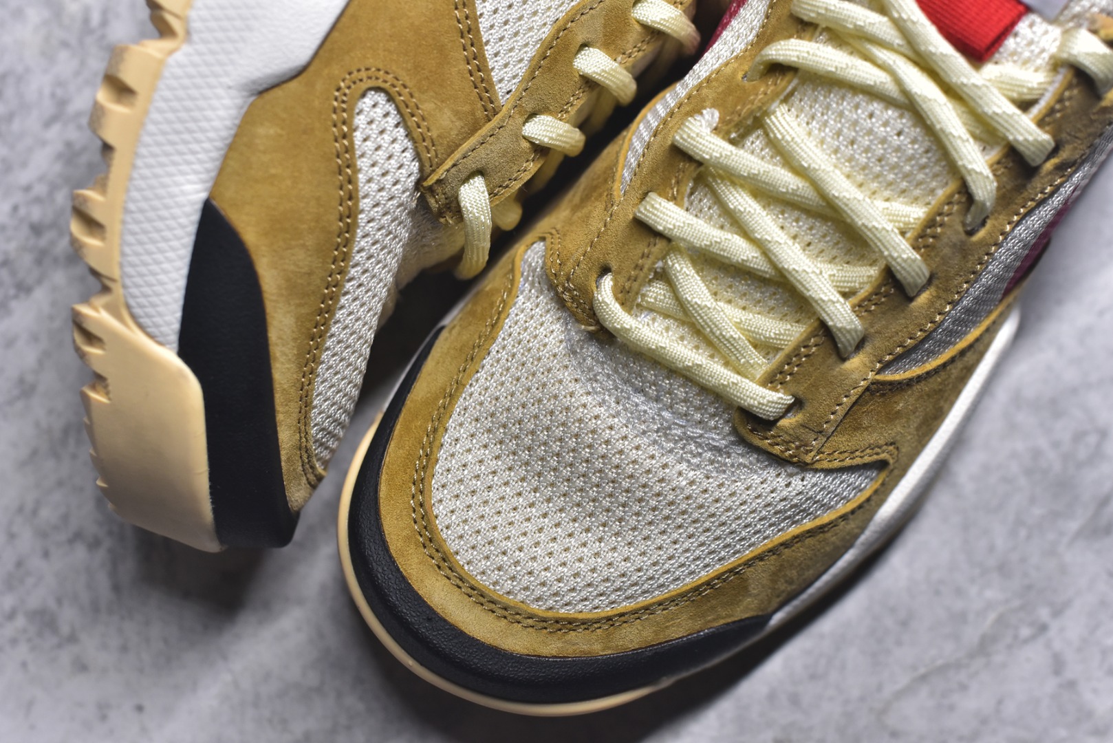 图片[8]-#Tom Sachs x NK Craft Mars Yard 2.0 联名宇航员神游太空百搭休闲运动透气慢跑鞋 复古做旧黄红勾 目前市场最正确版本 原厂网面 正确钩子刷漆 区别市场一眼假刷漆钩子 真碳板大底 版型完美 细节到位 经过五年时间的等待，被视为神级球鞋之作的 Craft Mars Yard 终于以 2.0 的姿态回归。艺术家 Tom Sachs 在延续经典外观与配色组合的同时，将Craft Mars Yard 进行全面升级，以更加透气的涤纶经编针织网眼取代之前的特殊 Vectran 材质，并在鞋面上加入 X 型走线提高耐磨特性，而经过改良之后的 SFB 特种部队靴大底亦更加适合在城市环境着用，此外网面层和软木层的双内底设计更是为营造赤脚穿着体验特别优化 货号：IF2885 100 尺码：36 36.5 37.5 38 38.5 39 40 40.5 41 42 42.5 43 44 45 46-选品中心