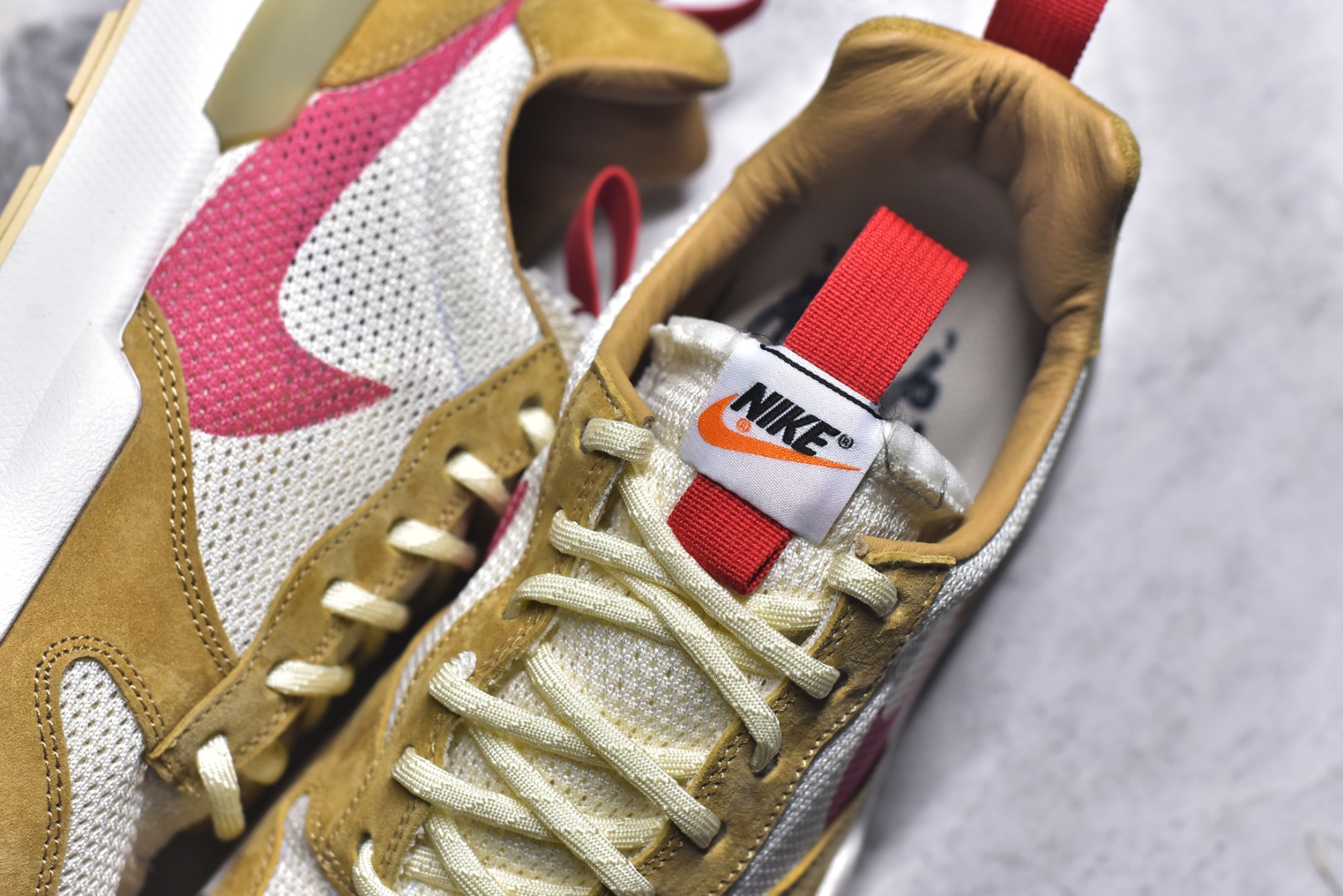 图片[9]-#Tom Sachs x NK Craft Mars Yard 2.0 联名宇航员神游太空百搭休闲运动透气慢跑鞋 复古做旧黄红勾 目前市场最正确版本 原厂网面 正确钩子刷漆 区别市场一眼假刷漆钩子 真碳板大底 版型完美 细节到位 经过五年时间的等待，被视为神级球鞋之作的 Craft Mars Yard 终于以 2.0 的姿态回归。艺术家 Tom Sachs 在延续经典外观与配色组合的同时，将Craft Mars Yard 进行全面升级，以更加透气的涤纶经编针织网眼取代之前的特殊 Vectran 材质，并在鞋面上加入 X 型走线提高耐磨特性，而经过改良之后的 SFB 特种部队靴大底亦更加适合在城市环境着用，此外网面层和软木层的双内底设计更是为营造赤脚穿着体验特别优化 货号：IF2885 100 尺码：36 36.5 37.5 38 38.5 39 40 40.5 41 42 42.5 43 44 45 46-选品中心