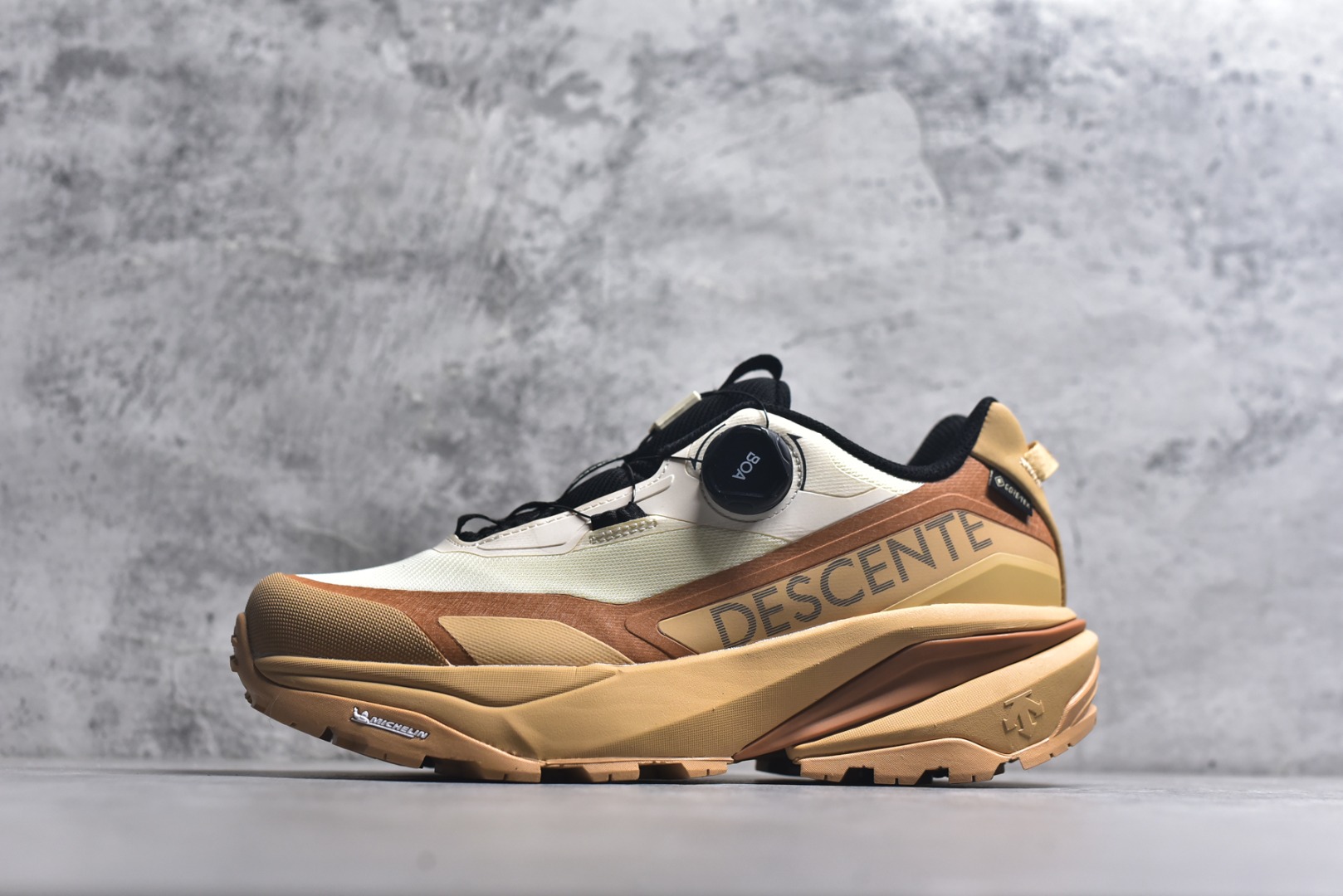 #迪桑特DESCENTE SKI STYLE系列GORE-TEX 舒适 耐磨防水 低帮 徒步鞋男女款迪桑特SKI STYLE系列SNOW TREK WIRE GTX运动休闲鞋，从经典登山鞋中汲取灵感，并融入都市机能风格。鞋面采用GORE-TEX防水设计，阻挡水分侵入，保持足部干爽。鞋头采用3M反光材质设计，提升夜间出行安全性。米其林橡胶大底提供可靠抓地力，应对多种路面挑战。BOA系带系统可一键调节松紧，实现动态贴合包裹。适合冬季运动与户外探险，兼具功能与潮流感。 货号：D5131SSN38 尺码：36-45（半）-选品中心