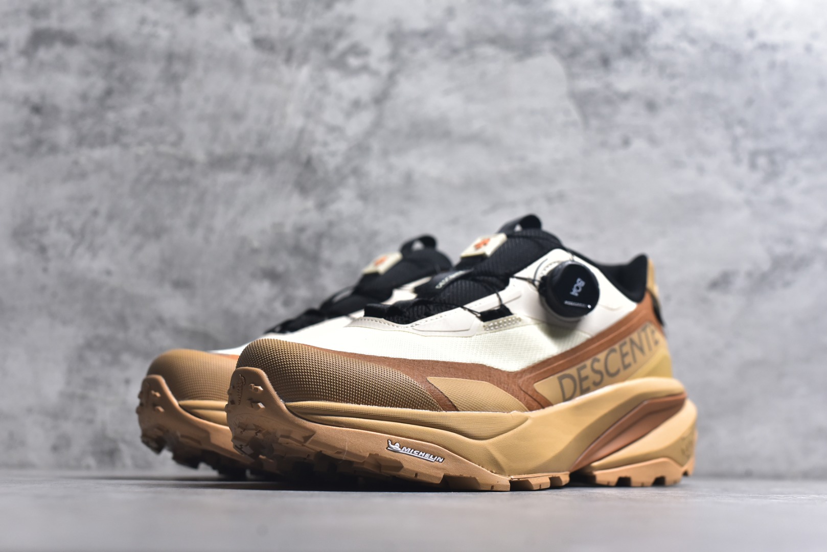 图片[2]-#迪桑特DESCENTE SKI STYLE系列GORE-TEX 舒适 耐磨防水 低帮 徒步鞋男女款迪桑特SKI STYLE系列SNOW TREK WIRE GTX运动休闲鞋，从经典登山鞋中汲取灵感，并融入都市机能风格。鞋面采用GORE-TEX防水设计，阻挡水分侵入，保持足部干爽。鞋头采用3M反光材质设计，提升夜间出行安全性。米其林橡胶大底提供可靠抓地力，应对多种路面挑战。BOA系带系统可一键调节松紧，实现动态贴合包裹。适合冬季运动与户外探险，兼具功能与潮流感。 货号：D5131SSN38 尺码：36-45（半）-选品中心