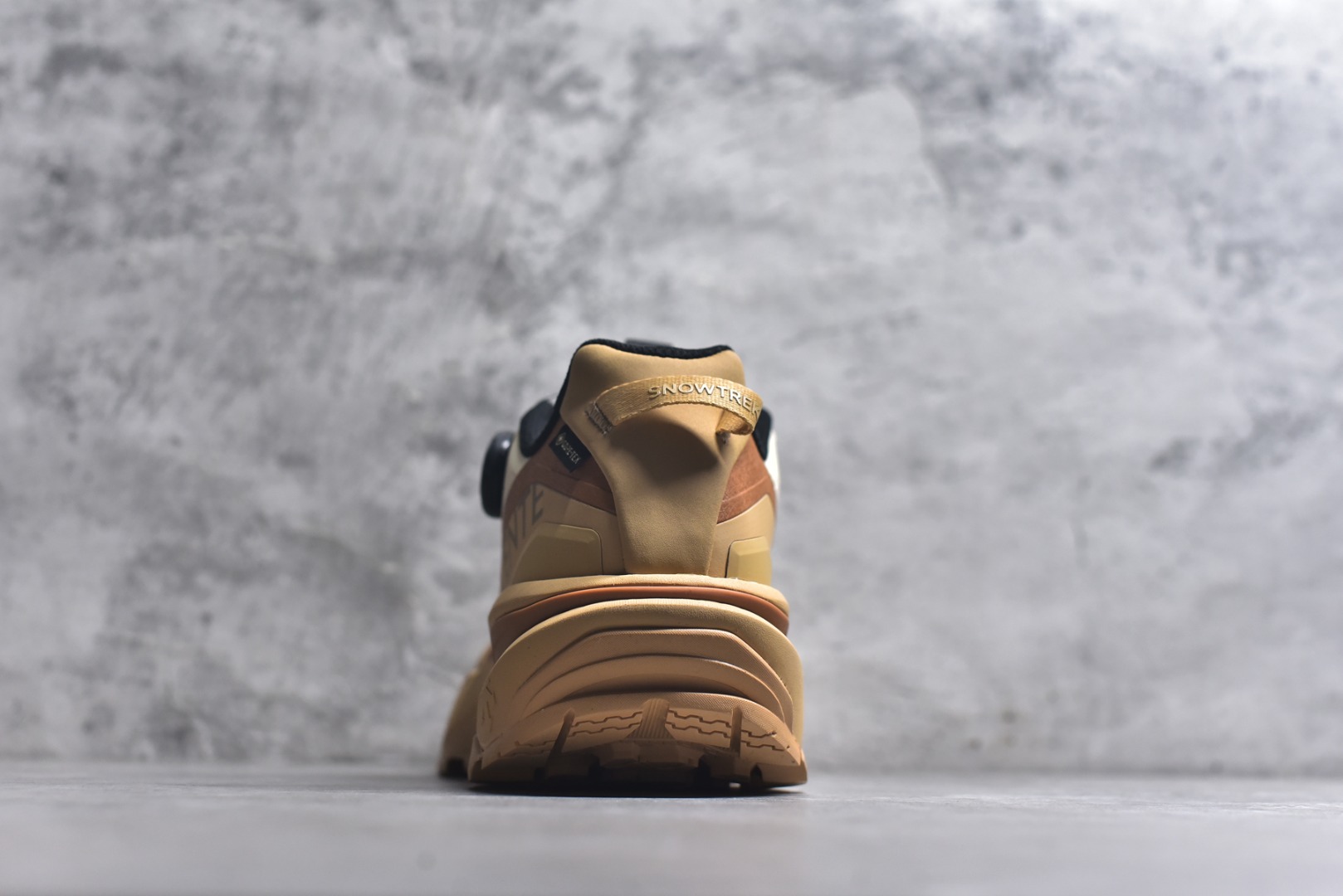 图片[5]-#迪桑特DESCENTE SKI STYLE系列GORE-TEX 舒适 耐磨防水 低帮 徒步鞋男女款迪桑特SKI STYLE系列SNOW TREK WIRE GTX运动休闲鞋，从经典登山鞋中汲取灵感，并融入都市机能风格。鞋面采用GORE-TEX防水设计，阻挡水分侵入，保持足部干爽。鞋头采用3M反光材质设计，提升夜间出行安全性。米其林橡胶大底提供可靠抓地力，应对多种路面挑战。BOA系带系统可一键调节松紧，实现动态贴合包裹。适合冬季运动与户外探险，兼具功能与潮流感。 货号：D5131SSN38 尺码：36-45（半）-选品中心