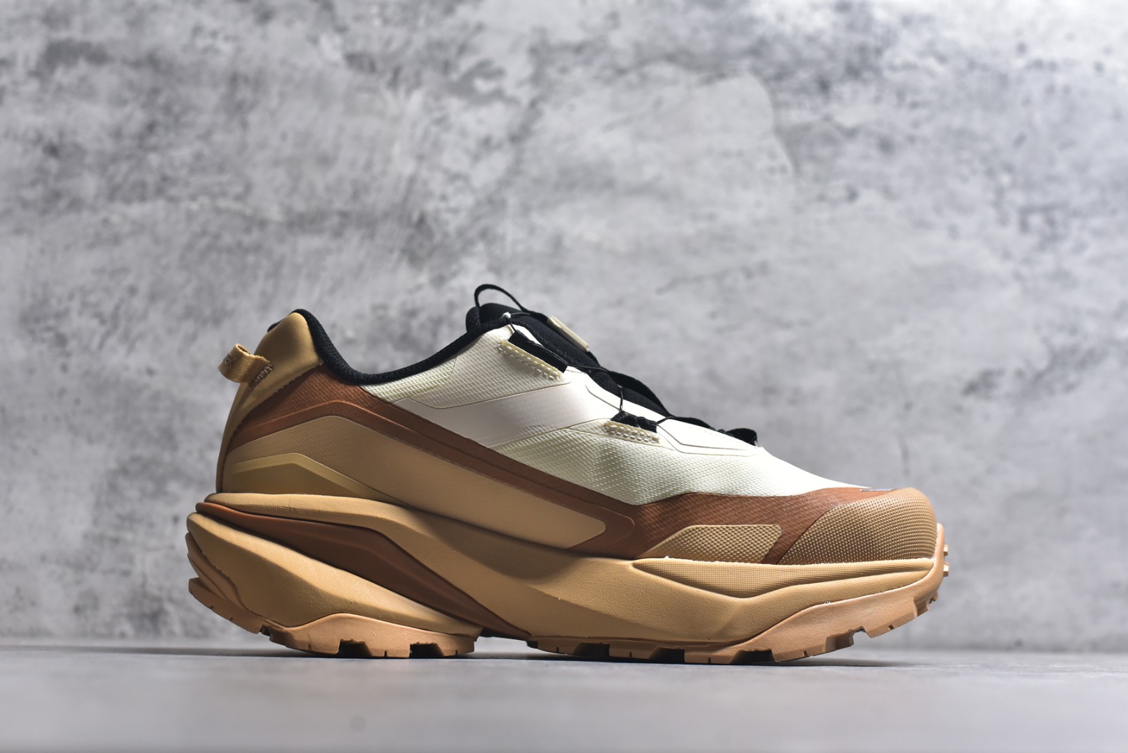 图片[3]-#迪桑特DESCENTE SKI STYLE系列GORE-TEX 舒适 耐磨防水 低帮 徒步鞋男女款迪桑特SKI STYLE系列SNOW TREK WIRE GTX运动休闲鞋，从经典登山鞋中汲取灵感，并融入都市机能风格。鞋面采用GORE-TEX防水设计，阻挡水分侵入，保持足部干爽。鞋头采用3M反光材质设计，提升夜间出行安全性。米其林橡胶大底提供可靠抓地力，应对多种路面挑战。BOA系带系统可一键调节松紧，实现动态贴合包裹。适合冬季运动与户外探险，兼具功能与潮流感。 货号：D5131SSN38 尺码：36-45（半）-选品中心