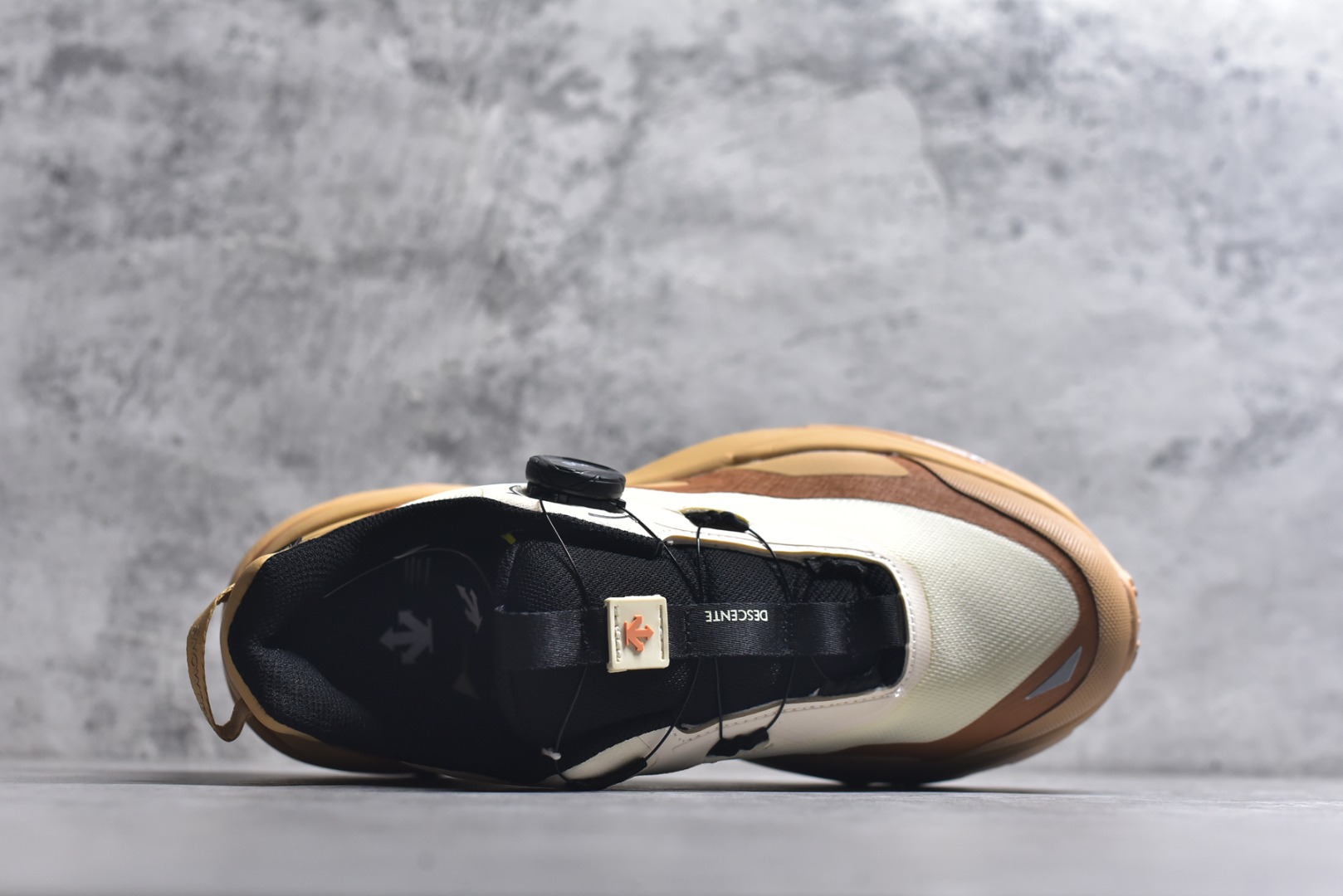 图片[4]-#迪桑特DESCENTE SKI STYLE系列GORE-TEX 舒适 耐磨防水 低帮 徒步鞋男女款迪桑特SKI STYLE系列SNOW TREK WIRE GTX运动休闲鞋，从经典登山鞋中汲取灵感，并融入都市机能风格。鞋面采用GORE-TEX防水设计，阻挡水分侵入，保持足部干爽。鞋头采用3M反光材质设计，提升夜间出行安全性。米其林橡胶大底提供可靠抓地力，应对多种路面挑战。BOA系带系统可一键调节松紧，实现动态贴合包裹。适合冬季运动与户外探险，兼具功能与潮流感。 货号：D5131SSN38 尺码：36-45（半）-选品中心