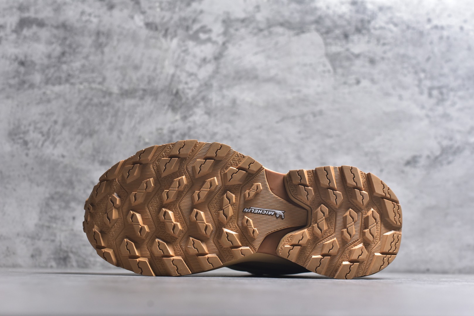 图片[6]-#迪桑特DESCENTE SKI STYLE系列GORE-TEX 舒适 耐磨防水 低帮 徒步鞋男女款迪桑特SKI STYLE系列SNOW TREK WIRE GTX运动休闲鞋，从经典登山鞋中汲取灵感，并融入都市机能风格。鞋面采用GORE-TEX防水设计，阻挡水分侵入，保持足部干爽。鞋头采用3M反光材质设计，提升夜间出行安全性。米其林橡胶大底提供可靠抓地力，应对多种路面挑战。BOA系带系统可一键调节松紧，实现动态贴合包裹。适合冬季运动与户外探险，兼具功能与潮流感。 货号：D5131SSN38 尺码：36-45（半）-选品中心