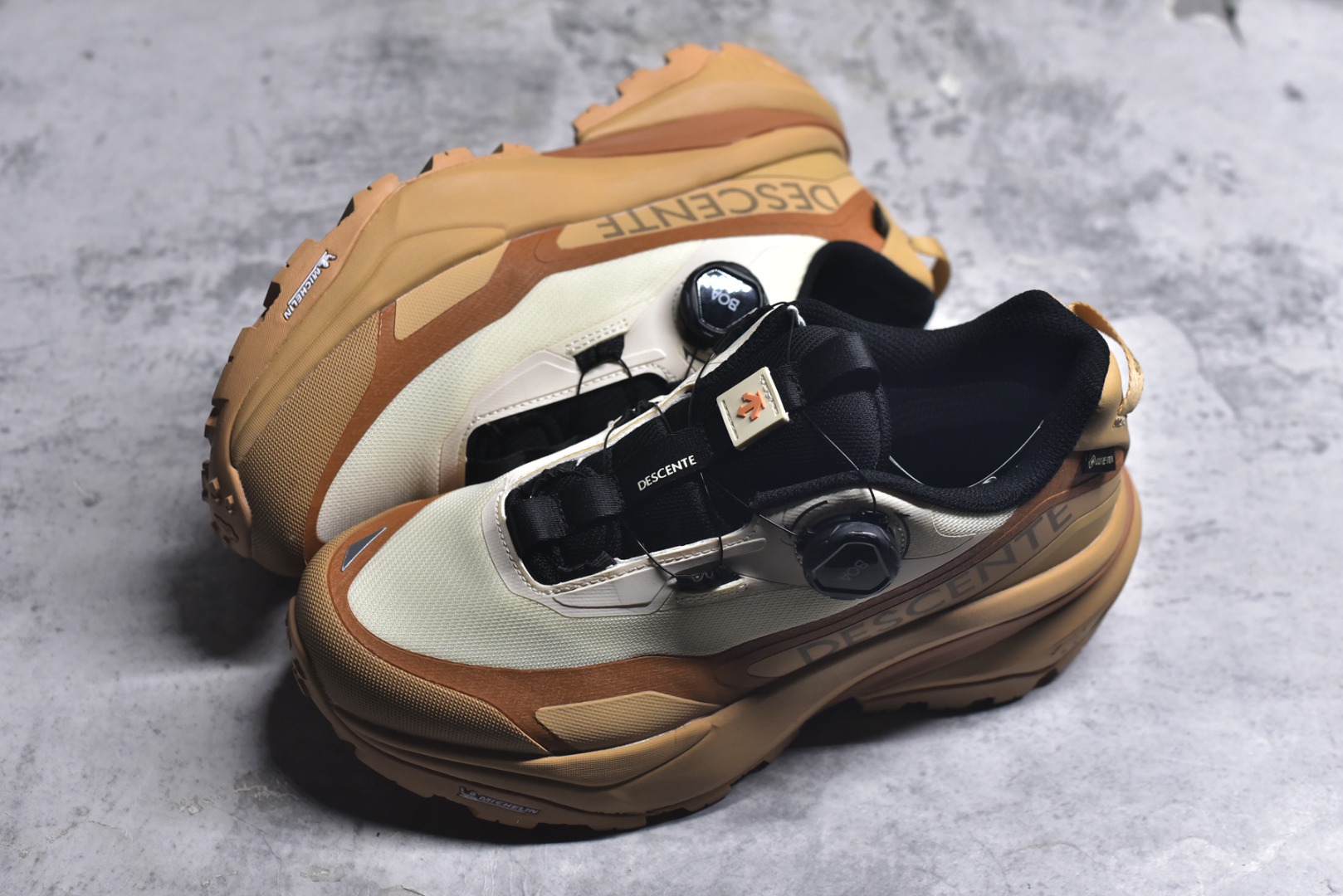 图片[7]-#迪桑特DESCENTE SKI STYLE系列GORE-TEX 舒适 耐磨防水 低帮 徒步鞋男女款迪桑特SKI STYLE系列SNOW TREK WIRE GTX运动休闲鞋，从经典登山鞋中汲取灵感，并融入都市机能风格。鞋面采用GORE-TEX防水设计，阻挡水分侵入，保持足部干爽。鞋头采用3M反光材质设计，提升夜间出行安全性。米其林橡胶大底提供可靠抓地力，应对多种路面挑战。BOA系带系统可一键调节松紧，实现动态贴合包裹。适合冬季运动与户外探险，兼具功能与潮流感。 货号：D5131SSN38 尺码：36-45（半）-选品中心