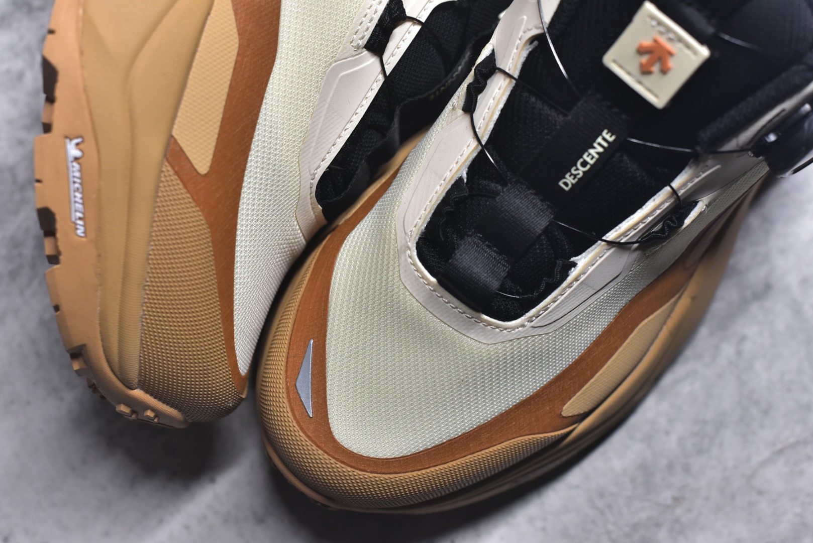 图片[8]-#迪桑特DESCENTE SKI STYLE系列GORE-TEX 舒适 耐磨防水 低帮 徒步鞋男女款迪桑特SKI STYLE系列SNOW TREK WIRE GTX运动休闲鞋，从经典登山鞋中汲取灵感，并融入都市机能风格。鞋面采用GORE-TEX防水设计，阻挡水分侵入，保持足部干爽。鞋头采用3M反光材质设计，提升夜间出行安全性。米其林橡胶大底提供可靠抓地力，应对多种路面挑战。BOA系带系统可一键调节松紧，实现动态贴合包裹。适合冬季运动与户外探险，兼具功能与潮流感。 货号：D5131SSN38 尺码：36-45（半）-选品中心