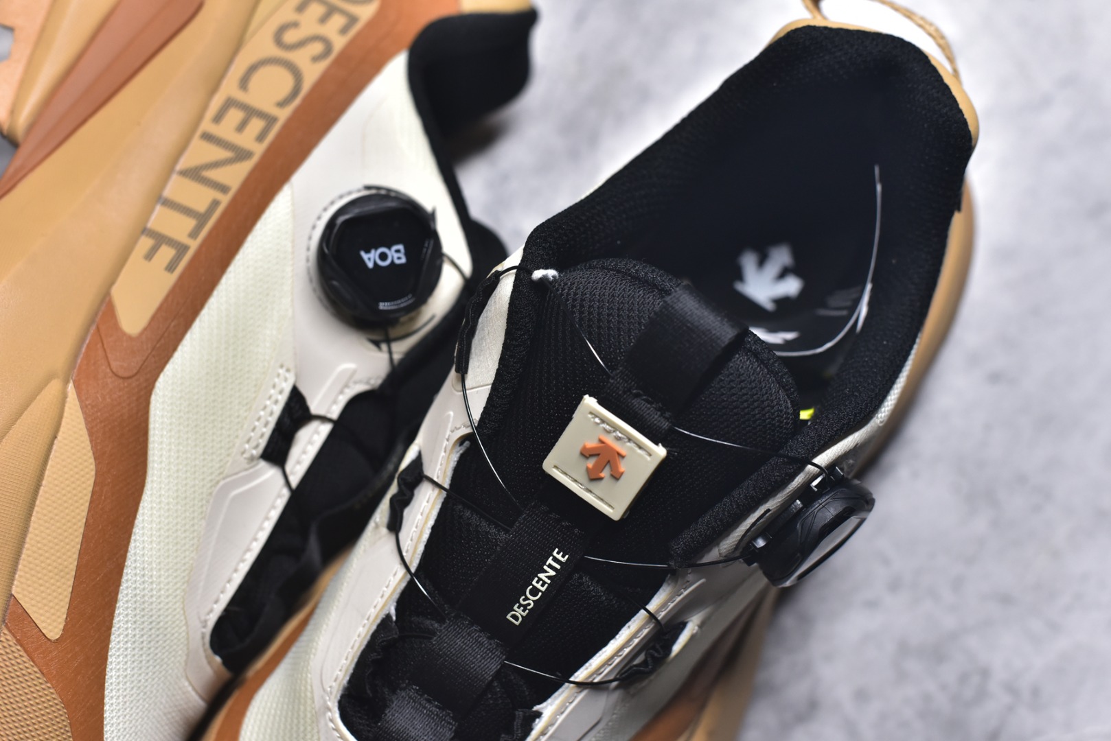 图片[9]-#迪桑特DESCENTE SKI STYLE系列GORE-TEX 舒适 耐磨防水 低帮 徒步鞋男女款迪桑特SKI STYLE系列SNOW TREK WIRE GTX运动休闲鞋，从经典登山鞋中汲取灵感，并融入都市机能风格。鞋面采用GORE-TEX防水设计，阻挡水分侵入，保持足部干爽。鞋头采用3M反光材质设计，提升夜间出行安全性。米其林橡胶大底提供可靠抓地力，应对多种路面挑战。BOA系带系统可一键调节松紧，实现动态贴合包裹。适合冬季运动与户外探险，兼具功能与潮流感。 货号：D5131SSN38 尺码：36-45（半）-选品中心