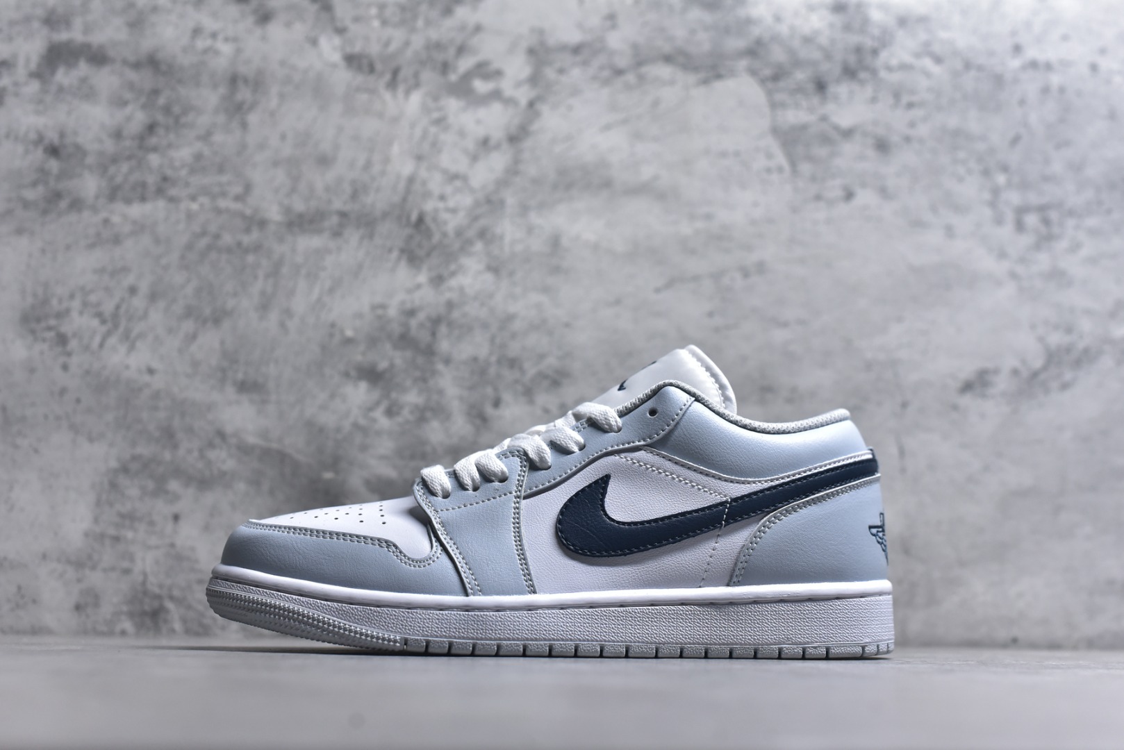 #AJ1低帮 Jordan Air Jordan 1 舒适经典 减震 低帮 复古篮球鞋 男女款 浅蓝白 货号：553558 400 尺码：36 36.5 37.5 38 38.5 39 40 40.5 41 42 42.5 43 44 44.5 45 46-选品中心