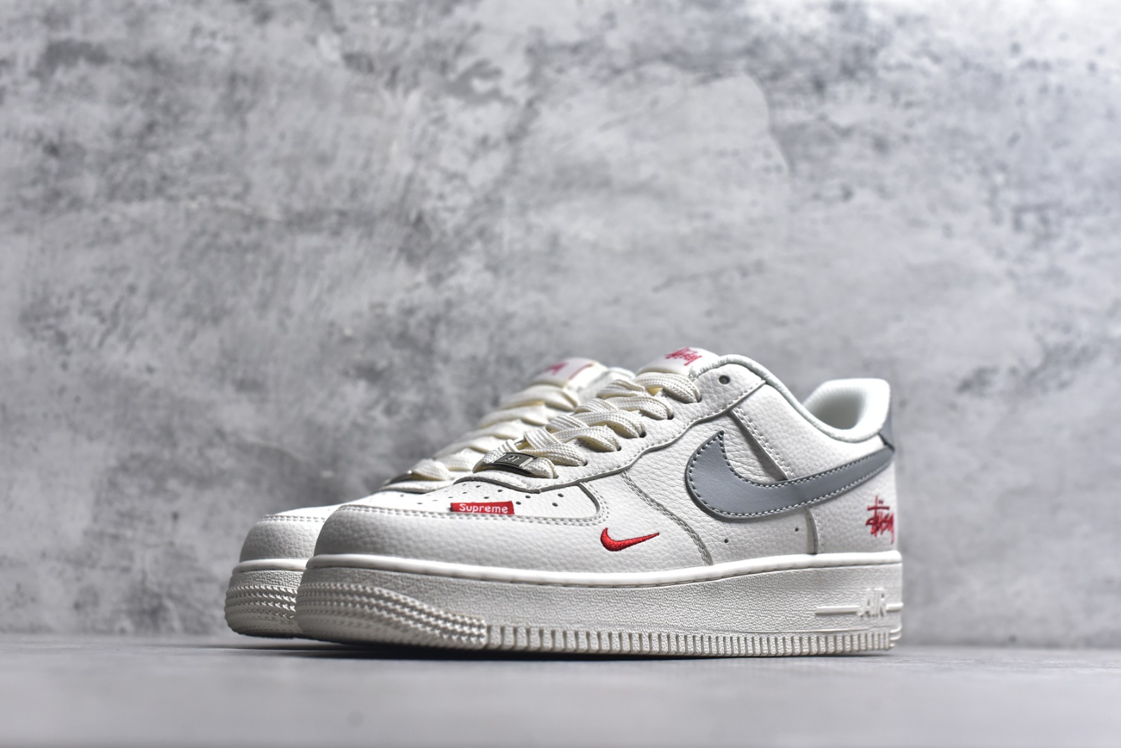 图片[2]-#潮圈顶流联名炸场！AF1联手Stussy+Supreme玩转出圈设计，白灰红撞色瞬间抓住眼球，荔枝纹皮质质感拉满，鞋侧Stussy手写logo和鞋头Supreme小标，把联名身份焊死在细节里。经典Air气垫加持，踩屎感十足还兼顾支撑性，日常出街或搭配潮装都能秒变焦点，妥妥的潮人必备款！ 货号：MM3399-803 尺码：36 36.5 37.5 38 38.5 39 40 40.5 41 42 42.5 43 44 44.5 45-选品中心