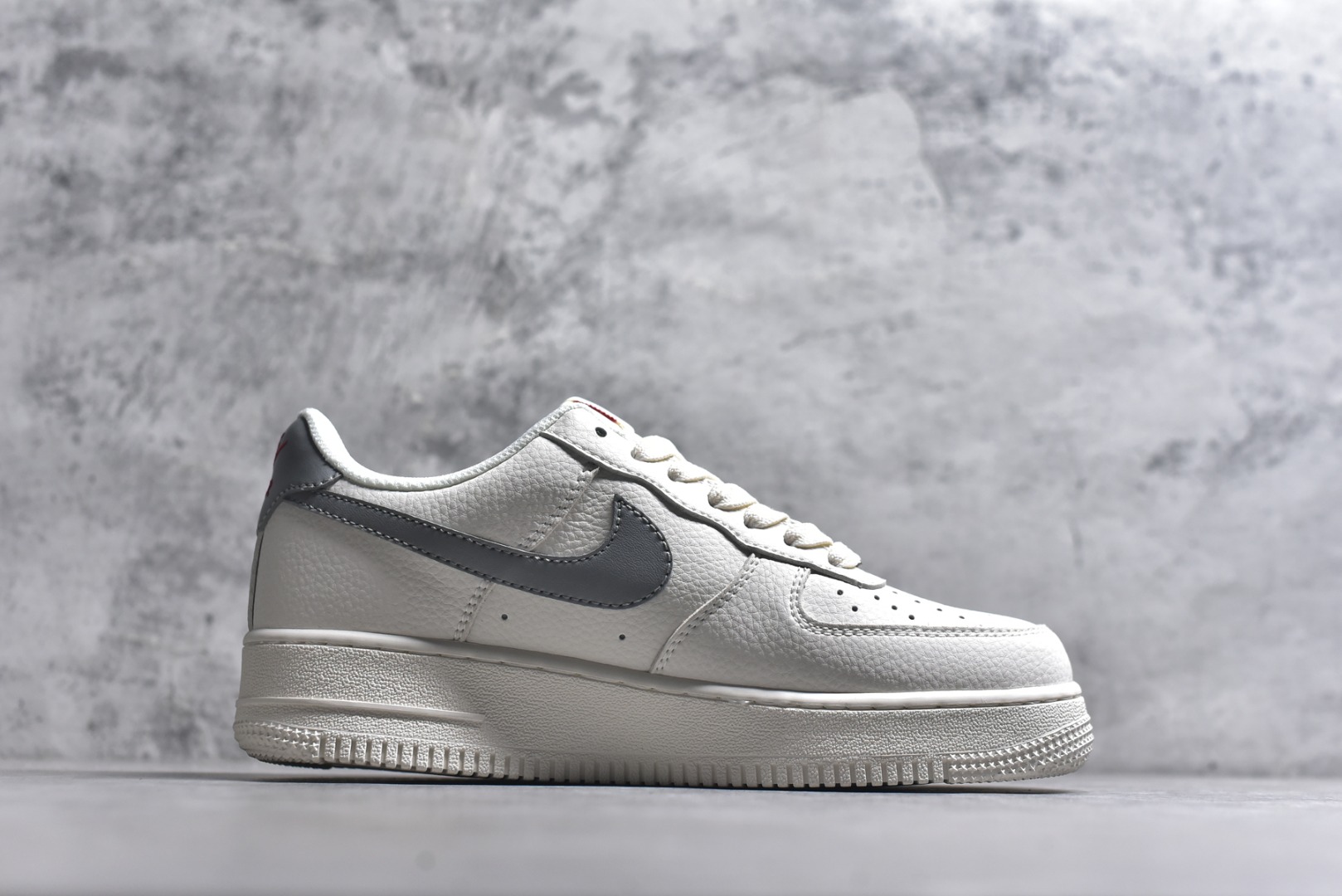 图片[3]-#潮圈顶流联名炸场！AF1联手Stussy+Supreme玩转出圈设计，白灰红撞色瞬间抓住眼球，荔枝纹皮质质感拉满，鞋侧Stussy手写logo和鞋头Supreme小标，把联名身份焊死在细节里。经典Air气垫加持，踩屎感十足还兼顾支撑性，日常出街或搭配潮装都能秒变焦点，妥妥的潮人必备款！ 货号：MM3399-803 尺码：36 36.5 37.5 38 38.5 39 40 40.5 41 42 42.5 43 44 44.5 45-选品中心