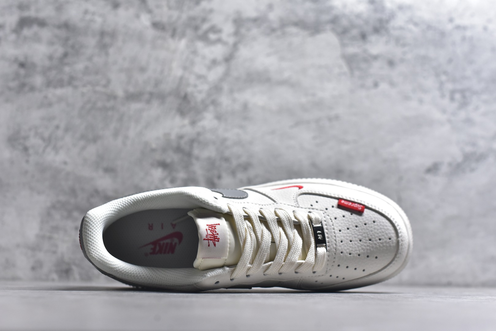 图片[4]-#潮圈顶流联名炸场！AF1联手Stussy+Supreme玩转出圈设计，白灰红撞色瞬间抓住眼球，荔枝纹皮质质感拉满，鞋侧Stussy手写logo和鞋头Supreme小标，把联名身份焊死在细节里。经典Air气垫加持，踩屎感十足还兼顾支撑性，日常出街或搭配潮装都能秒变焦点，妥妥的潮人必备款！ 货号：MM3399-803 尺码：36 36.5 37.5 38 38.5 39 40 40.5 41 42 42.5 43 44 44.5 45-选品中心