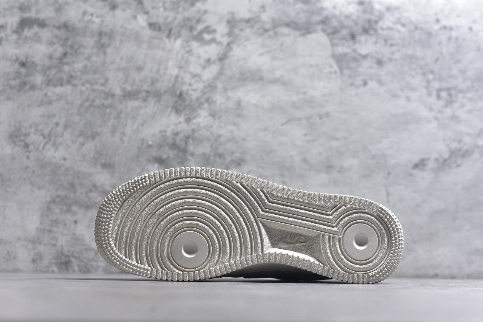 图片[6]-#潮圈顶流联名炸场！AF1联手Stussy+Supreme玩转出圈设计，白灰红撞色瞬间抓住眼球，荔枝纹皮质质感拉满，鞋侧Stussy手写logo和鞋头Supreme小标，把联名身份焊死在细节里。经典Air气垫加持，踩屎感十足还兼顾支撑性，日常出街或搭配潮装都能秒变焦点，妥妥的潮人必备款！ 货号：MM3399-803 尺码：36 36.5 37.5 38 38.5 39 40 40.5 41 42 42.5 43 44 44.5 45-选品中心