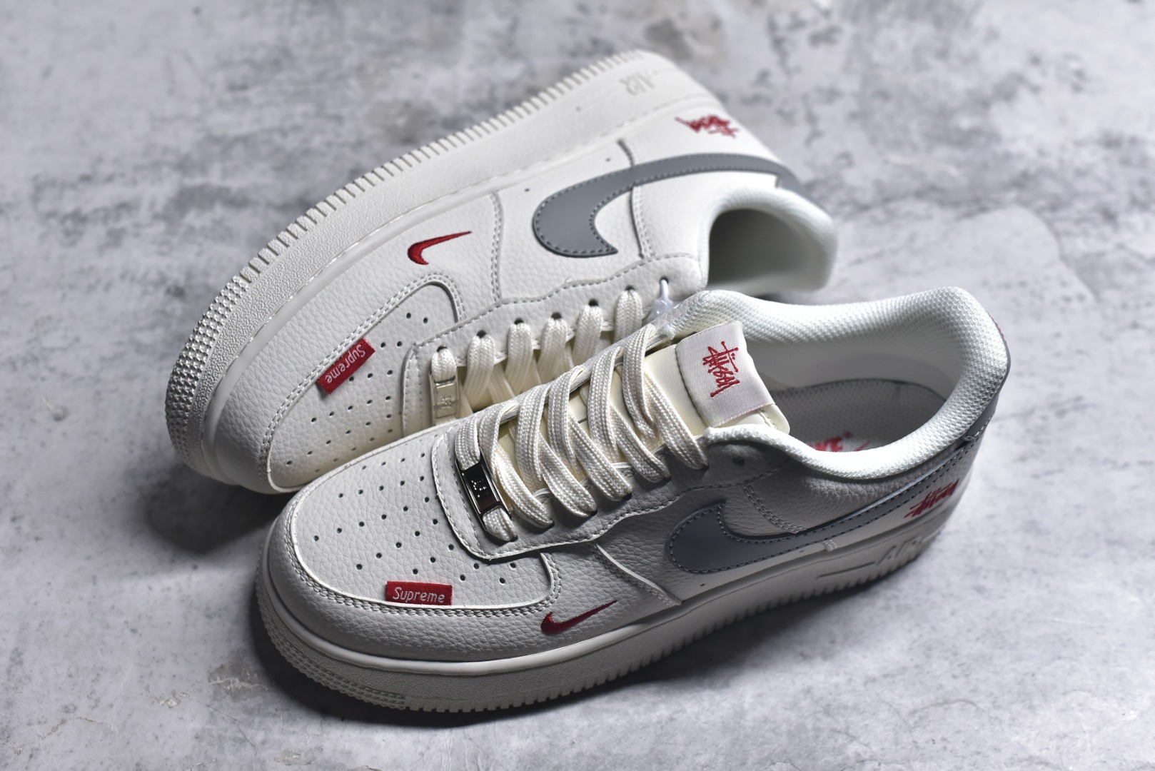 图片[7]-#潮圈顶流联名炸场！AF1联手Stussy+Supreme玩转出圈设计，白灰红撞色瞬间抓住眼球，荔枝纹皮质质感拉满，鞋侧Stussy手写logo和鞋头Supreme小标，把联名身份焊死在细节里。经典Air气垫加持，踩屎感十足还兼顾支撑性，日常出街或搭配潮装都能秒变焦点，妥妥的潮人必备款！ 货号：MM3399-803 尺码：36 36.5 37.5 38 38.5 39 40 40.5 41 42 42.5 43 44 44.5 45-选品中心
