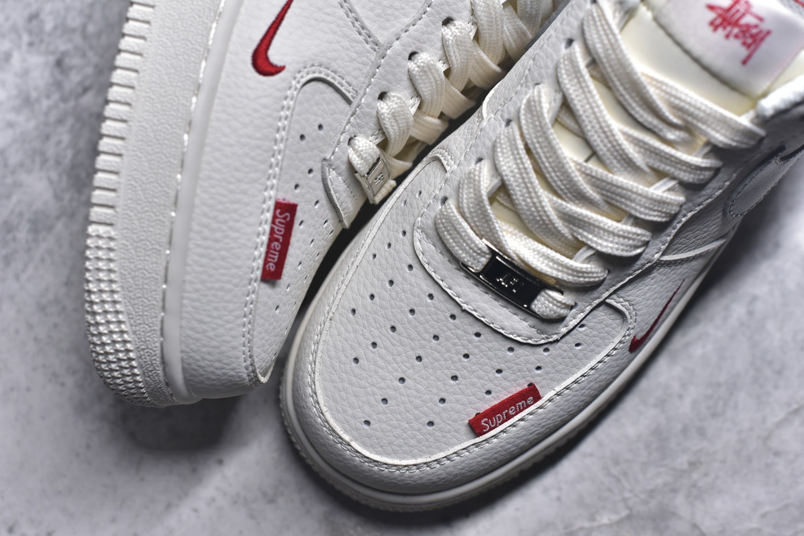 图片[8]-#潮圈顶流联名炸场！AF1联手Stussy+Supreme玩转出圈设计，白灰红撞色瞬间抓住眼球，荔枝纹皮质质感拉满，鞋侧Stussy手写logo和鞋头Supreme小标，把联名身份焊死在细节里。经典Air气垫加持，踩屎感十足还兼顾支撑性，日常出街或搭配潮装都能秒变焦点，妥妥的潮人必备款！ 货号：MM3399-803 尺码：36 36.5 37.5 38 38.5 39 40 40.5 41 42 42.5 43 44 44.5 45-选品中心