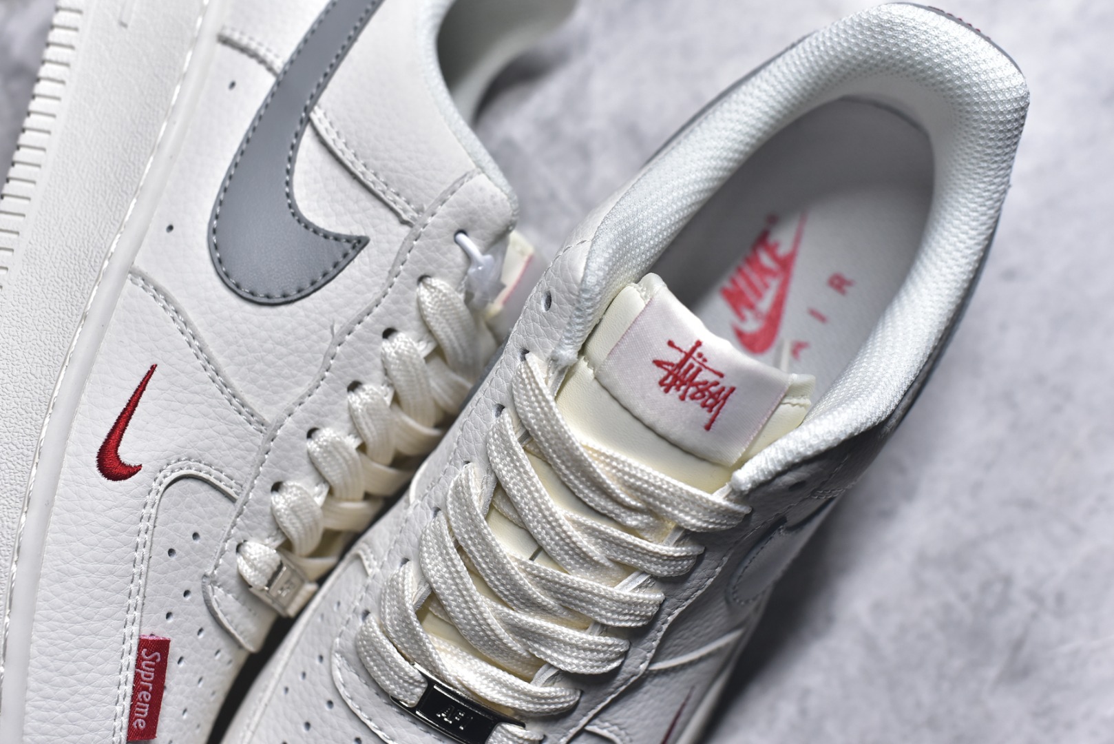 图片[9]-#潮圈顶流联名炸场！AF1联手Stussy+Supreme玩转出圈设计，白灰红撞色瞬间抓住眼球，荔枝纹皮质质感拉满，鞋侧Stussy手写logo和鞋头Supreme小标，把联名身份焊死在细节里。经典Air气垫加持，踩屎感十足还兼顾支撑性，日常出街或搭配潮装都能秒变焦点，妥妥的潮人必备款！ 货号：MM3399-803 尺码：36 36.5 37.5 38 38.5 39 40 40.5 41 42 42.5 43 44 44.5 45-选品中心