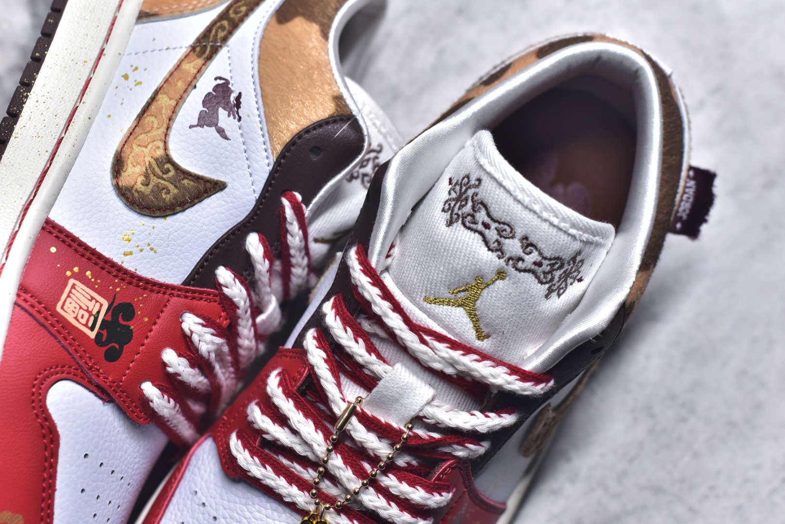 图片[9]-#AJ1低帮 Jordan Air Jordan 1 福马红金 马年限定 CNY新年款 舒适贴合 纹样 传统美学 耐磨 低帮 复古篮球鞋 男女款 红棕色 货号：IQ5321 121 尺码：36 36.5 37.5 38 38.5 39 40 40.5 41 42 42.5 43 44 44.5 45 46-选品中心