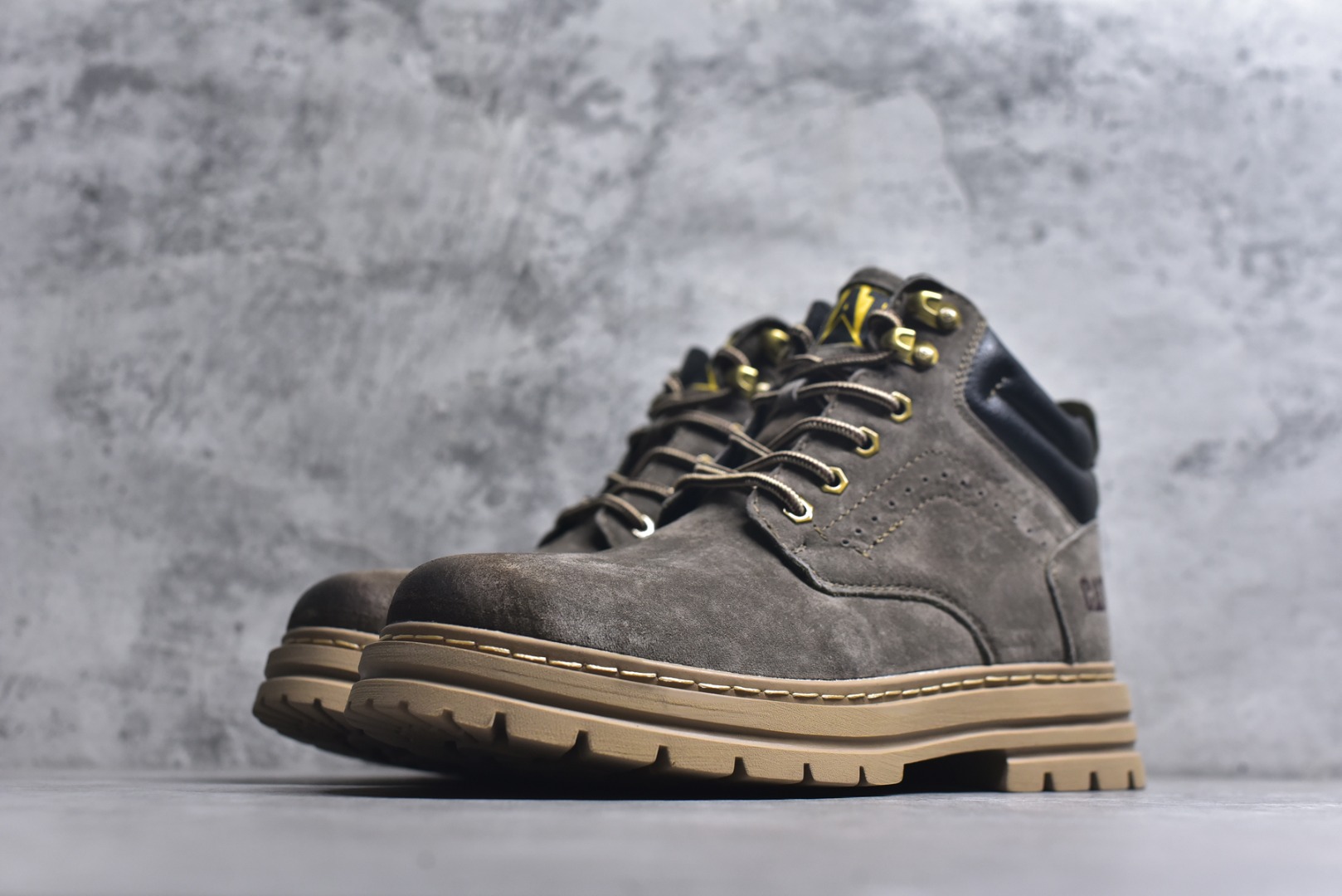 图片[2]-#2025秋冬款CAT卡特 硬汉推土机品牌经典百搭户外中帮休闲马丁靴广东大厂品质 秋冬新款 时尚潮流搭配 面料釆用意大利进口磨砂牛皮 全鞋真牛皮材料 大底到五金都是代工厂原材料制作 好货不杀猪 首单质量严格把控 全套官网统一包装 今年冬季防寒户外专用产品 日常随意搭配 型男必备 尺码：39 40 41 42 43 44 (皮鞋码)-选品中心