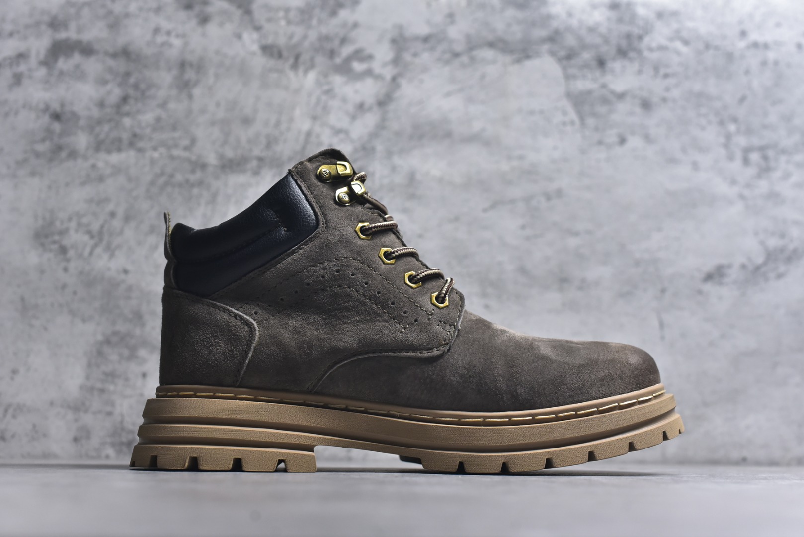 图片[3]-#2025秋冬款CAT卡特 硬汉推土机品牌经典百搭户外中帮休闲马丁靴广东大厂品质 秋冬新款 时尚潮流搭配 面料釆用意大利进口磨砂牛皮 全鞋真牛皮材料 大底到五金都是代工厂原材料制作 好货不杀猪 首单质量严格把控 全套官网统一包装 今年冬季防寒户外专用产品 日常随意搭配 型男必备 尺码：39 40 41 42 43 44 (皮鞋码)-选品中心