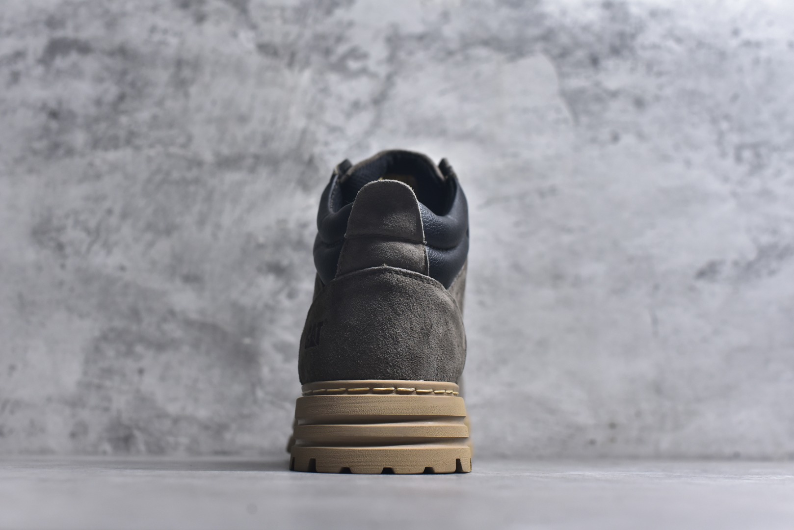 图片[5]-#2025秋冬款CAT卡特 硬汉推土机品牌经典百搭户外中帮休闲马丁靴广东大厂品质 秋冬新款 时尚潮流搭配 面料釆用意大利进口磨砂牛皮 全鞋真牛皮材料 大底到五金都是代工厂原材料制作 好货不杀猪 首单质量严格把控 全套官网统一包装 今年冬季防寒户外专用产品 日常随意搭配 型男必备 尺码：39 40 41 42 43 44 (皮鞋码)-选品中心