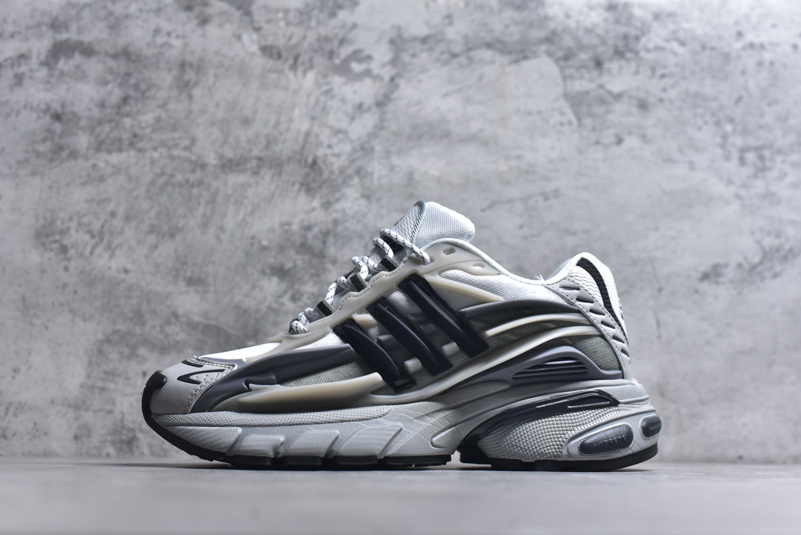 #「水母鞋」来了!携手老搭档菲董(法瑞尔·威廉姆斯) Pharrell Williams x AD Virgina Adistar Jellyfish 阿迪之星水母系列低帮老爹风复古透气缓震休闲运动慢跑鞋“白黑绿”JP9265 #升级原楦开发版型 #采用呼吸网眼布组合透气网眼布组合TUP框架鞋面材质 #中底嵌入PU缓震物料 #外置耐磨橡胶大底❗️ 尺码：36-45-选品中心