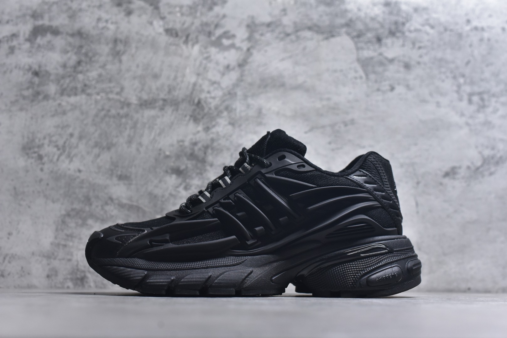 #「水母鞋」来了!携手老搭档菲董(法瑞尔·威廉姆斯) Pharrell Williams x AD Virgina Adistar Jellyfish 阿迪之星水母系列低帮老爹风复古透气缓震休闲运动慢跑鞋“白黑绿”JP6759 #升级原楦开发版型 #采用呼吸网眼布组合透气网眼布组合TUP框架鞋面材质 #中底嵌入PU缓震物料 #外置耐磨橡胶大底❗️ 尺码：36-45\