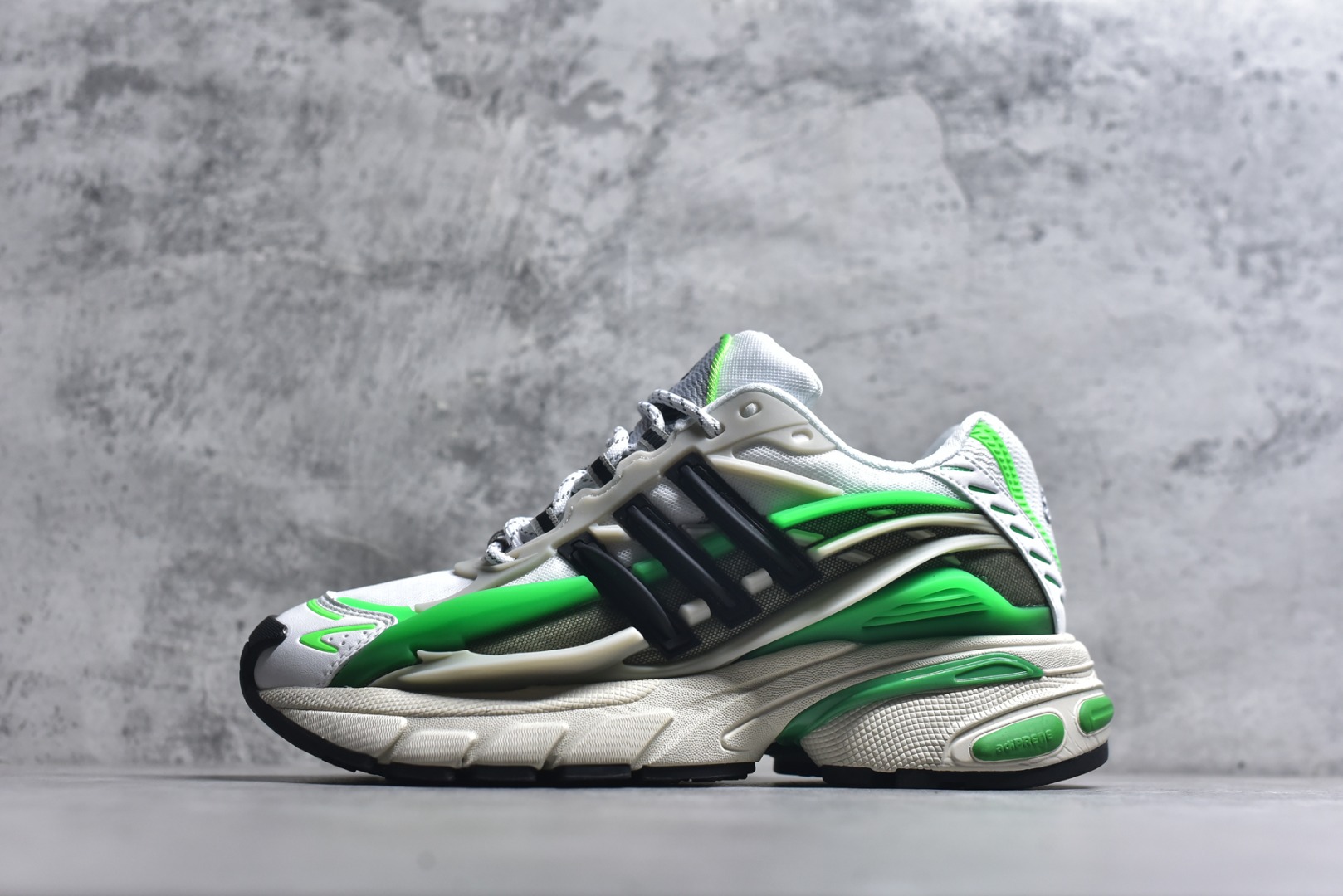 #「水母鞋」来了!携手老搭档菲董(法瑞尔·威廉姆斯) Pharrell Williams x AD Virgina Adistar Jellyfish 阿迪之星水母系列低帮老爹风复古透气缓震休闲运动慢跑鞋“白黑绿”JP9260 #升级原楦开发版型 #采用呼吸网眼布组合透气网眼布组合TUP框架鞋面材质 #中底嵌入PU缓震物料 #外置耐磨橡胶大底❗️ 尺码：36-45-选品中心