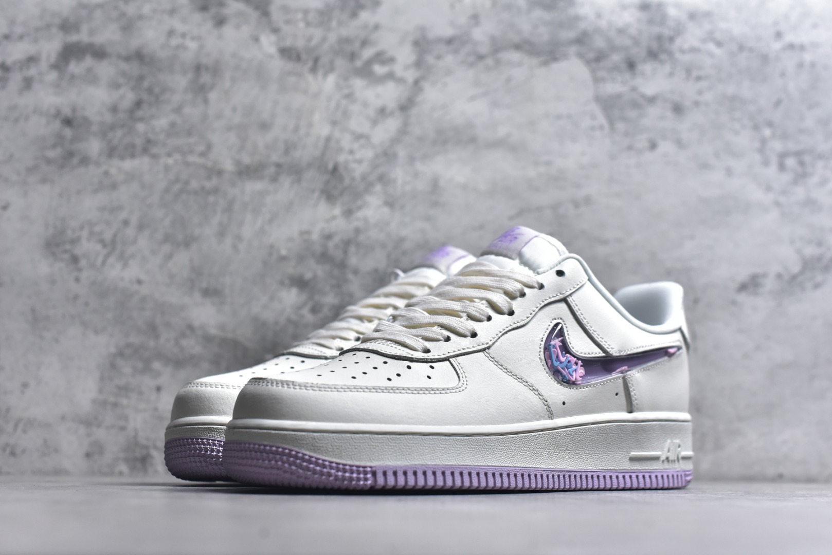 图片[2]-#Nike Air Force 1 米白紫 幻彩渐变 Swoosh：透明紫粉渐变 Logo，不同角度折射出梦幻光泽，低调中暗藏小心机。 温柔撞色搭配：米白荔枝纹皮革鞋身，搭配淡紫色水晶外底，自带春日氛围感。 精致细节点缀：鞋后跟刺绣 Nike Air 标识，内衬透气网布，颜值与舒适兼顾。 经典 Air 气垫：AF1 标志性缓震中底，日常通勤、约会逛街都能轻松驾驭。 货号： IQ9795-151 尺码：36-45半-选品中心