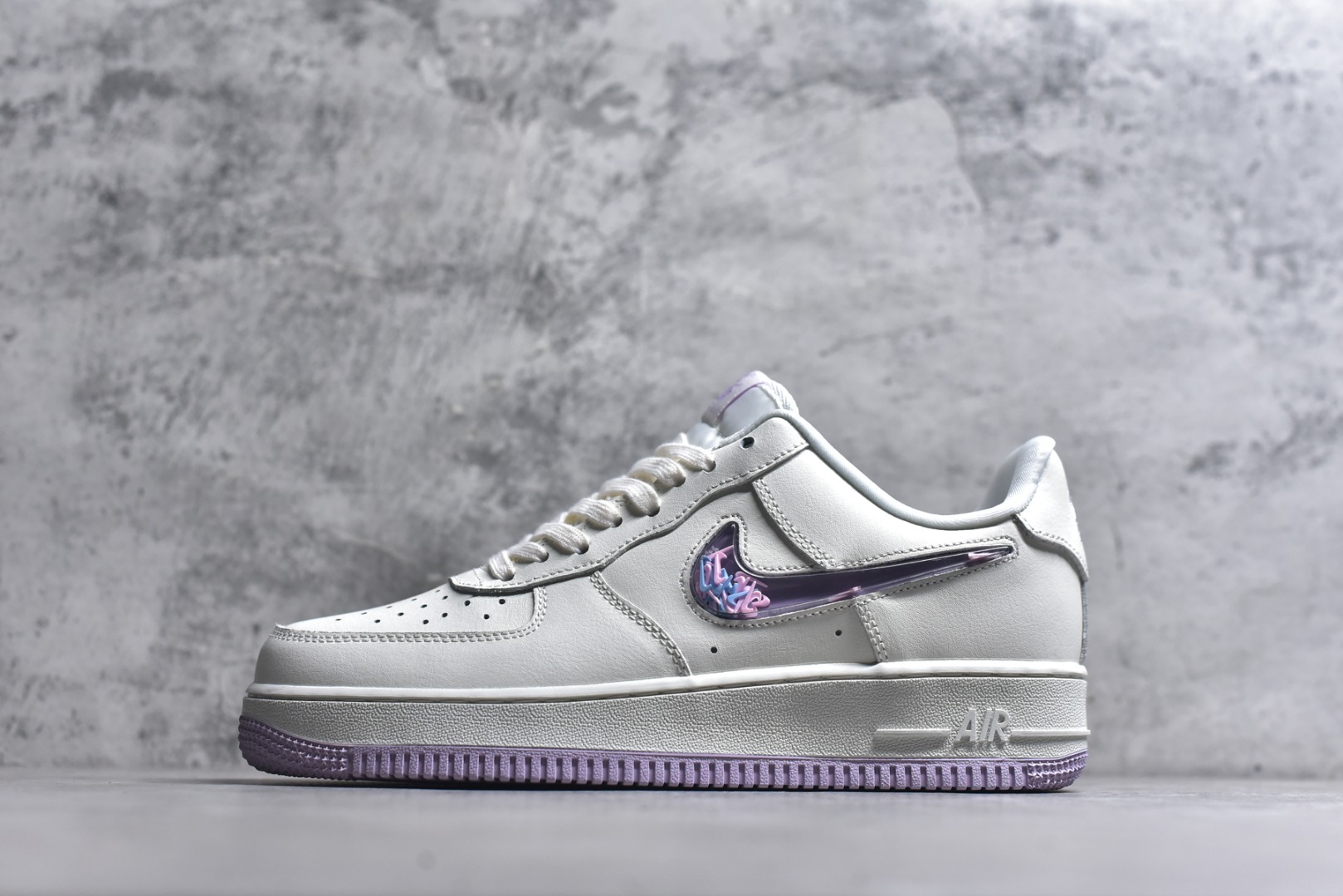 #Nike Air Force 1 米白紫 幻彩渐变 Swoosh：透明紫粉渐变 Logo，不同角度折射出梦幻光泽，低调中暗藏小心机。 温柔撞色搭配：米白荔枝纹皮革鞋身，搭配淡紫色水晶外底，自带春日氛围感。 精致细节点缀：鞋后跟刺绣 Nike Air 标识，内衬透气网布，颜值与舒适兼顾。 经典 Air 气垫：AF1 标志性缓震中底，日常通勤、约会逛街都能轻松驾驭。 货号： IQ9795-151 尺码：36-45半-选品中心