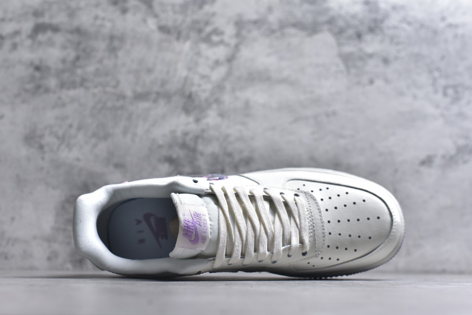 图片[4]-#Nike Air Force 1 米白紫 幻彩渐变 Swoosh：透明紫粉渐变 Logo，不同角度折射出梦幻光泽，低调中暗藏小心机。 温柔撞色搭配：米白荔枝纹皮革鞋身，搭配淡紫色水晶外底，自带春日氛围感。 精致细节点缀：鞋后跟刺绣 Nike Air 标识，内衬透气网布，颜值与舒适兼顾。 经典 Air 气垫：AF1 标志性缓震中底，日常通勤、约会逛街都能轻松驾驭。 货号： IQ9795-151 尺码：36-45半-选品中心