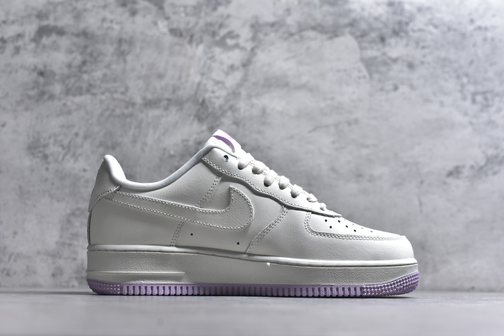 图片[3]-#Nike Air Force 1 米白紫 幻彩渐变 Swoosh：透明紫粉渐变 Logo，不同角度折射出梦幻光泽，低调中暗藏小心机。 温柔撞色搭配：米白荔枝纹皮革鞋身，搭配淡紫色水晶外底，自带春日氛围感。 精致细节点缀：鞋后跟刺绣 Nike Air 标识，内衬透气网布，颜值与舒适兼顾。 经典 Air 气垫：AF1 标志性缓震中底，日常通勤、约会逛街都能轻松驾驭。 货号： IQ9795-151 尺码：36-45半-选品中心