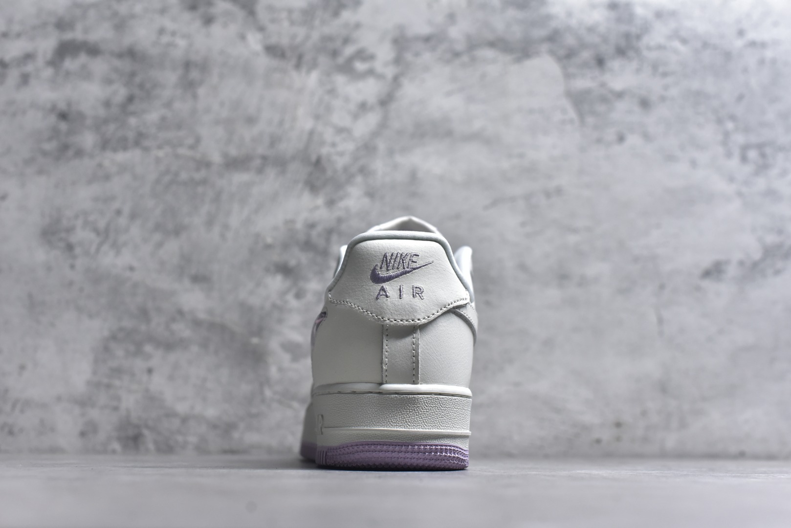 图片[5]-#Nike Air Force 1 米白紫 幻彩渐变 Swoosh：透明紫粉渐变 Logo，不同角度折射出梦幻光泽，低调中暗藏小心机。 温柔撞色搭配：米白荔枝纹皮革鞋身，搭配淡紫色水晶外底，自带春日氛围感。 精致细节点缀：鞋后跟刺绣 Nike Air 标识，内衬透气网布，颜值与舒适兼顾。 经典 Air 气垫：AF1 标志性缓震中底，日常通勤、约会逛街都能轻松驾驭。 货号： IQ9795-151 尺码：36-45半-选品中心