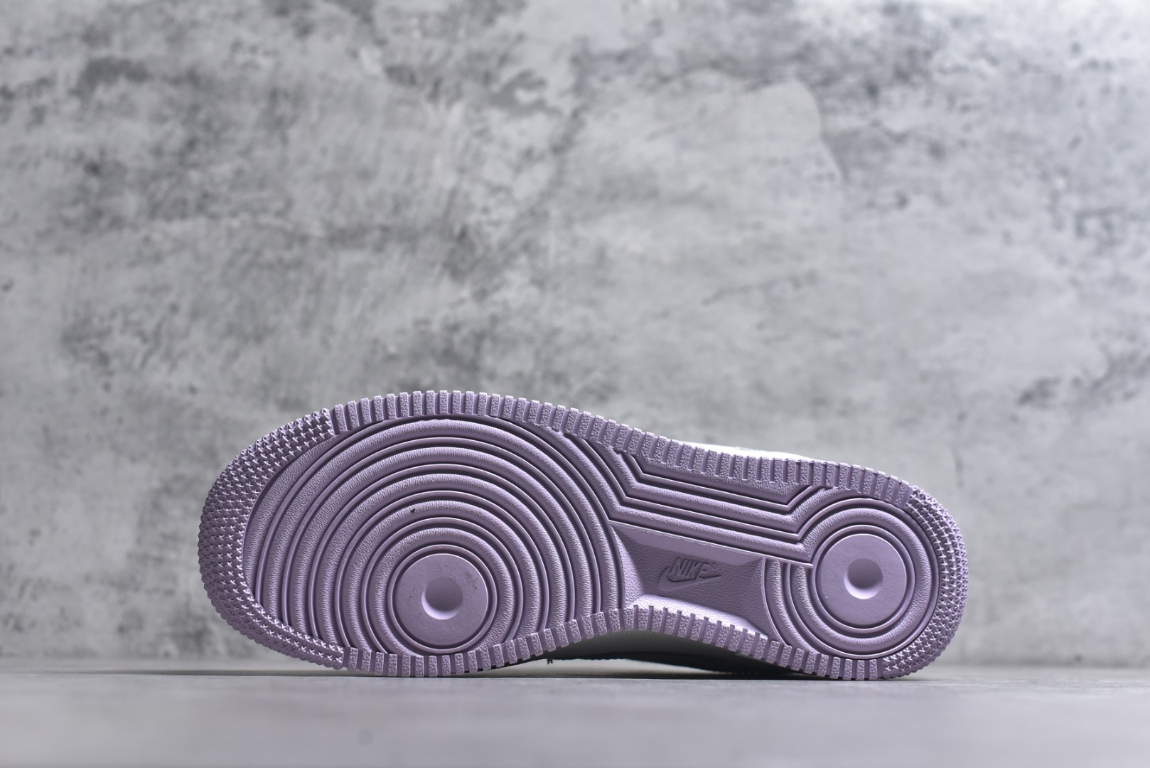 图片[6]-#Nike Air Force 1 米白紫 幻彩渐变 Swoosh：透明紫粉渐变 Logo，不同角度折射出梦幻光泽，低调中暗藏小心机。 温柔撞色搭配：米白荔枝纹皮革鞋身，搭配淡紫色水晶外底，自带春日氛围感。 精致细节点缀：鞋后跟刺绣 Nike Air 标识，内衬透气网布，颜值与舒适兼顾。 经典 Air 气垫：AF1 标志性缓震中底，日常通勤、约会逛街都能轻松驾驭。 货号： IQ9795-151 尺码：36-45半-选品中心