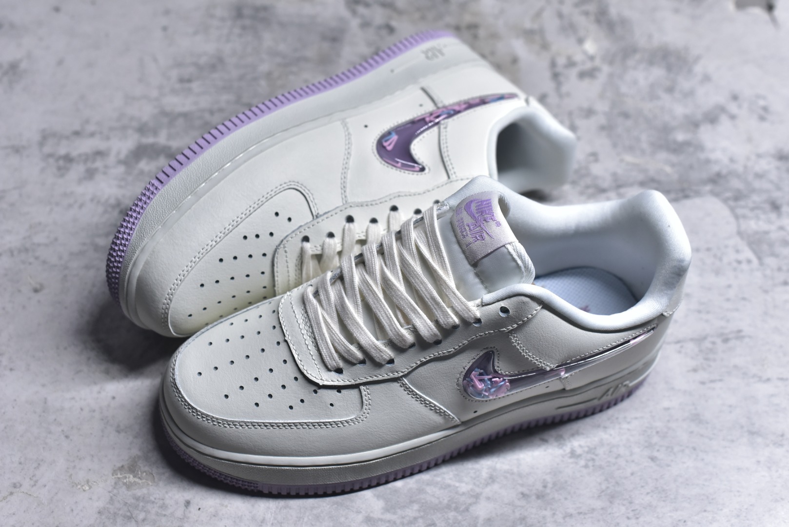 图片[7]-#Nike Air Force 1 米白紫 幻彩渐变 Swoosh：透明紫粉渐变 Logo，不同角度折射出梦幻光泽，低调中暗藏小心机。 温柔撞色搭配：米白荔枝纹皮革鞋身，搭配淡紫色水晶外底，自带春日氛围感。 精致细节点缀：鞋后跟刺绣 Nike Air 标识，内衬透气网布，颜值与舒适兼顾。 经典 Air 气垫：AF1 标志性缓震中底，日常通勤、约会逛街都能轻松驾驭。 货号： IQ9795-151 尺码：36-45半-选品中心