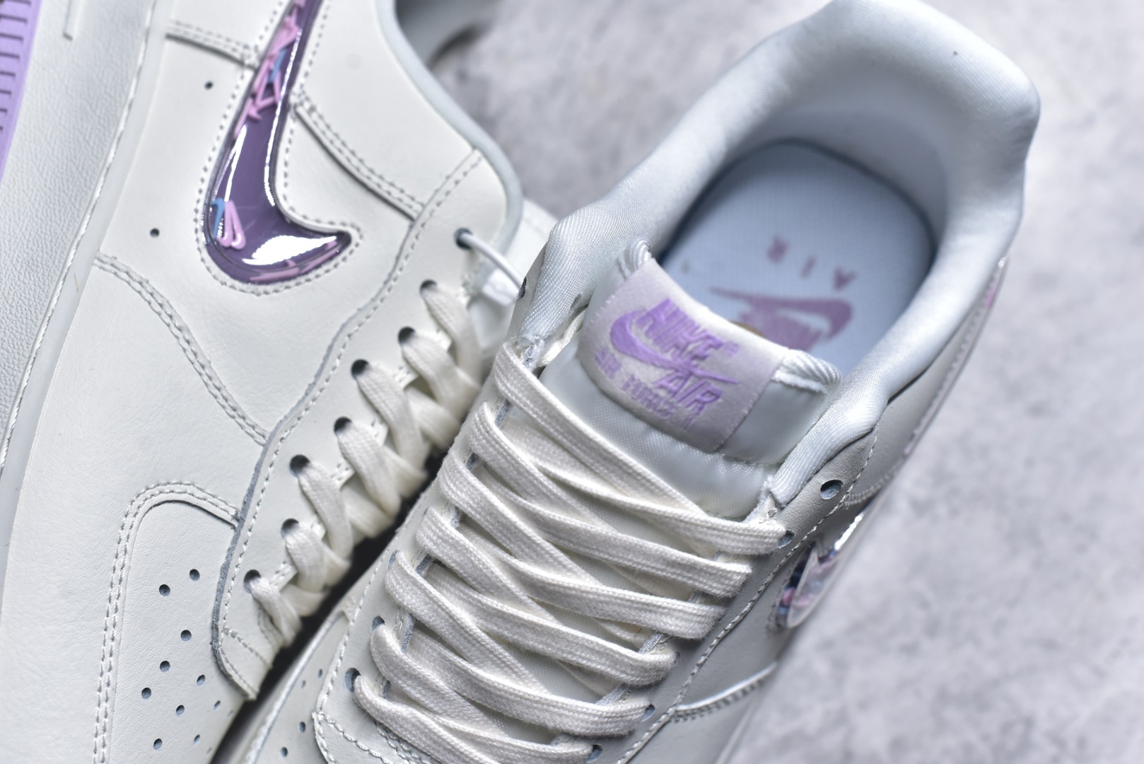 图片[9]-#Nike Air Force 1 米白紫 幻彩渐变 Swoosh：透明紫粉渐变 Logo，不同角度折射出梦幻光泽，低调中暗藏小心机。 温柔撞色搭配：米白荔枝纹皮革鞋身，搭配淡紫色水晶外底，自带春日氛围感。 精致细节点缀：鞋后跟刺绣 Nike Air 标识，内衬透气网布，颜值与舒适兼顾。 经典 Air 气垫：AF1 标志性缓震中底，日常通勤、约会逛街都能轻松驾驭。 货号： IQ9795-151 尺码：36-45半-选品中心
