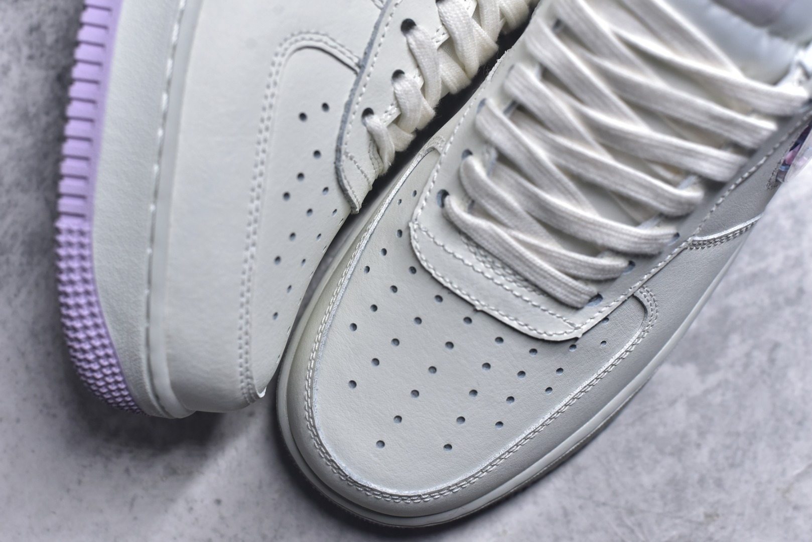 图片[8]-#Nike Air Force 1 米白紫 幻彩渐变 Swoosh：透明紫粉渐变 Logo，不同角度折射出梦幻光泽，低调中暗藏小心机。 温柔撞色搭配：米白荔枝纹皮革鞋身，搭配淡紫色水晶外底，自带春日氛围感。 精致细节点缀：鞋后跟刺绣 Nike Air 标识，内衬透气网布，颜值与舒适兼顾。 经典 Air 气垫：AF1 标志性缓震中底，日常通勤、约会逛街都能轻松驾驭。 货号： IQ9795-151 尺码：36-45半-选品中心