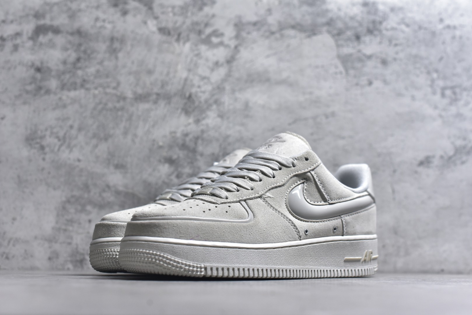 图片[2]-#耐克Nike Air Force 1“07空军一号低帮百搭休闲运动板鞋。柔软、弹性十足的缓震性能和出色的中底设计，横跨复古与现代的外型结合，造就出风靡全球三十多年的Force 1 货号：HV4406-001 尺码：36 36.5 37.5 38 38.5 39 40 40.5 41 42 42.5 43 44 45-选品中心