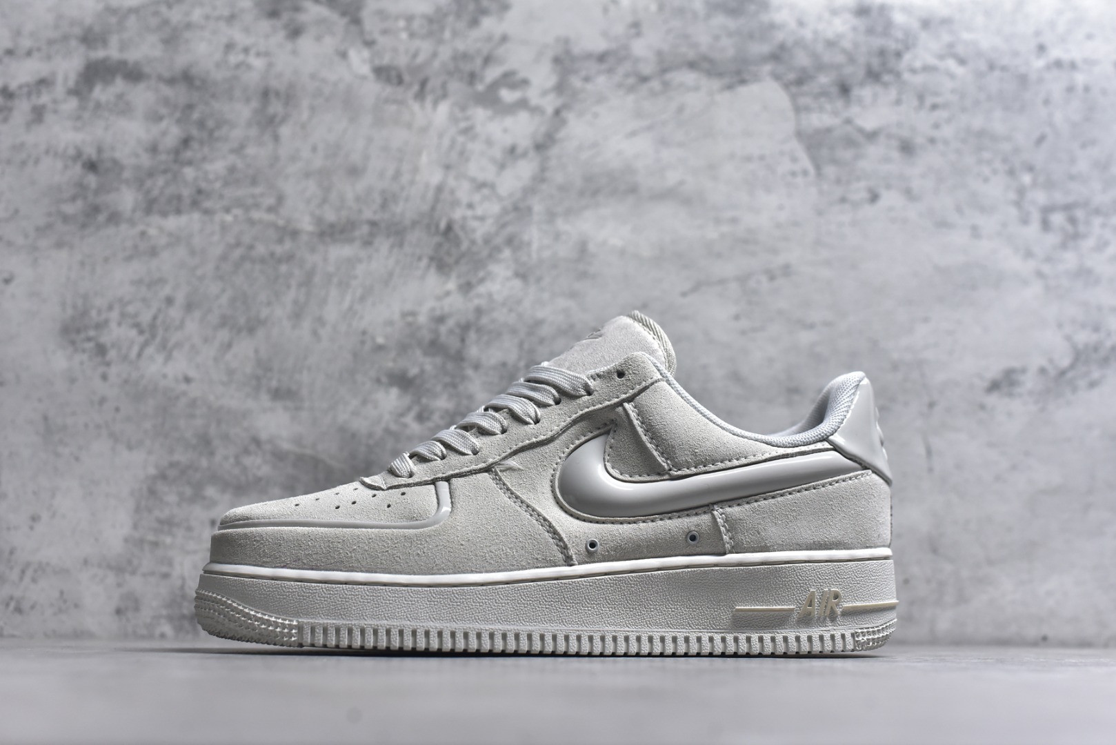 #耐克Nike Air Force 1“07空军一号低帮百搭休闲运动板鞋。柔软、弹性十足的缓震性能和出色的中底设计，横跨复古与现代的外型结合，造就出风靡全球三十多年的Force 1 货号：HV4406-001 尺码：36 36.5 37.5 38 38.5 39 40 40.5 41 42 42.5 43 44 45-选品中心