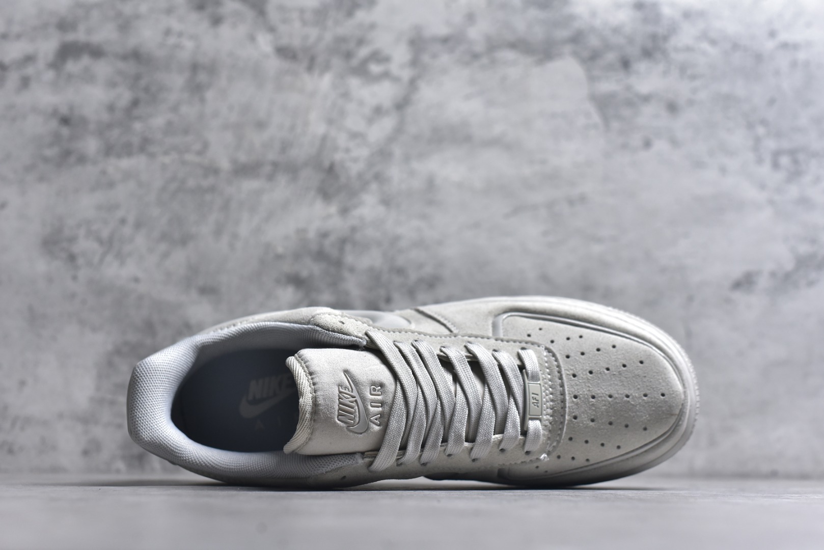 图片[4]-#耐克Nike Air Force 1“07空军一号低帮百搭休闲运动板鞋。柔软、弹性十足的缓震性能和出色的中底设计，横跨复古与现代的外型结合，造就出风靡全球三十多年的Force 1 货号：HV4406-001 尺码：36 36.5 37.5 38 38.5 39 40 40.5 41 42 42.5 43 44 45-选品中心